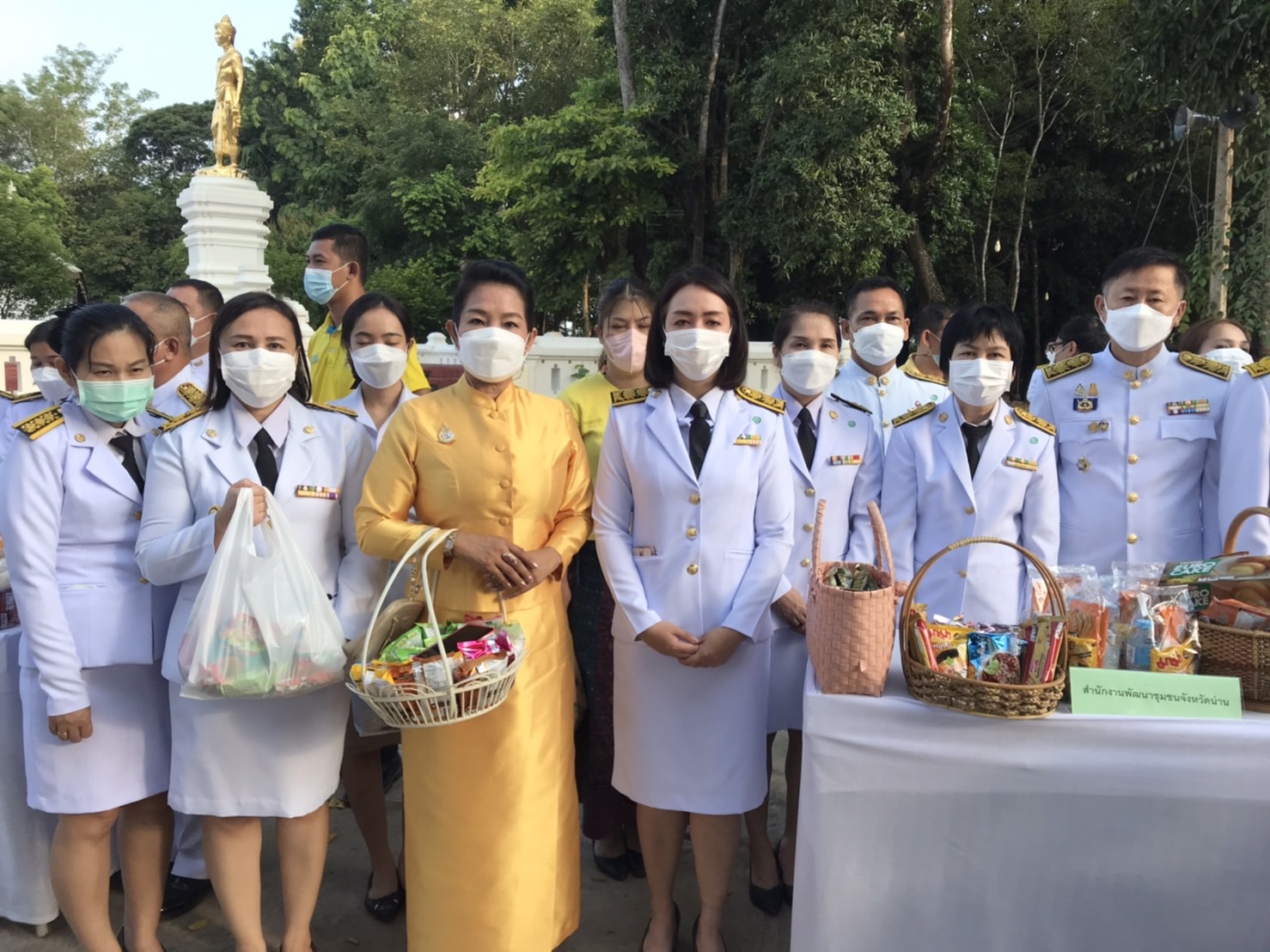 จังหวัดน่าน จัดกิจกรรมวันเฉลิมพระชนมพรรษา พิธีทำบุญตักบาตร ถวายเป็นพระราชกุศล เนื่องในโอกาสวันเฉลิมพระชนมพรรษา 70 พรรษา พระบาทสมเด็จพระเจ้าอยู่หัว 28 กรกฎาคม 2565