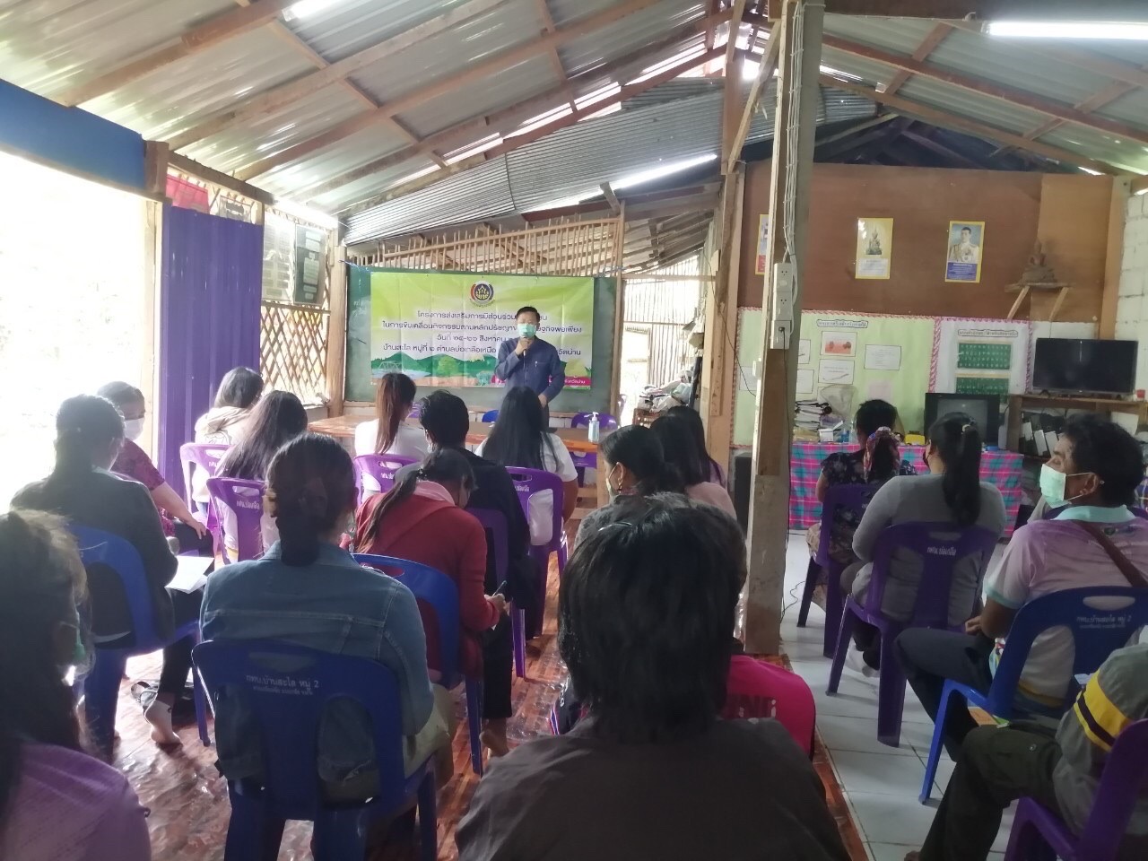 พช.น่าน จัดกิจกรรมโครงการส่งเสริมการมีส่วนร่วมของชุมชนในการขับเคลื่อนกิจกรรมตามหลักปรัชญาของเศรษฐกิจพอเพียง  วันที่ 25-26 สิงหาคม 2565 นายชำนาญ บุดาสา พัฒนาการจังหวัดน่าน พร้อมด้วยนายธงชัย ธนสถิตย์ ผู้อำนวยการกลุ่มงานยุทธศาสตร์การพัฒนาชุมชน และนักวิชาการพัฒนาชุมชนกลุ่มงานยุทธศาสตร์การพัฒนาชุมชน สำนักงานพัฒนาชุมชนจังหวัดน่าน ร่วมจัดกิจกรรมโครงการส่งเสริมการมีส่วนร่วมของชุมชนในการขับเคลื่อนกิจกรรมตามหลักปรัชญาของเศรษฐกิจพอเพียง โดยมีวัตถุประสงค์เพื่อส่งเสริมการใช้หลักปรัชญาของเศรษฐกิจพอเพียงเป็นแนวทางในการพัฒนาชุมชน ส่งเสริมและสนับสนุนการมีส่วนร่วมของชุมชนในการพัฒนาอย่างมีทิศทางที่สอดคล้องตามหลักปรัชญาของเศรษฐกิจพอเพียง  ณ บ้านสะไล หมู่ที่ 2 ตำบลบ่อเกลือเหนือ  อำเภอบ่อเกลือ จังหวัดน่าน โดยมีการดำเนินกิจกรรมดังนี้ 1. กิจกรรมประชุมเชิงปฏิบัติการมีส่วนส่วนร่วมของชุมชนในการขับเคลื่อนกิจกรรมตามหลักปรัชญาของเศรษฐกิจพอเพียง  2. เรียนรู้การปลูกและการแปรรูปผลิตภัณฑ์จากต้นตะไคร้ ณ ห้องประชุม ศศช.บ้านสะไลหลวง กลุ่มเป้าหมาย 30 คน 3. กิจกรรมปลูกต้นตะไคร้หอม ณ บริเวณสุขศาลาพระราชทาน โรงเรียนตำรวจตระเวนชายแดนเฉลิมฉลองครบรอบ 100 ปี   ภาพข่าว-กลุ่มงานยุทธศาสตร์การพัฒนาชุมชน รายงาน-กลุ่มงานสารสนเทศการพัฒนาชุมชน #CDDNAN #60ปีกรมการพัฒนาชุมชน