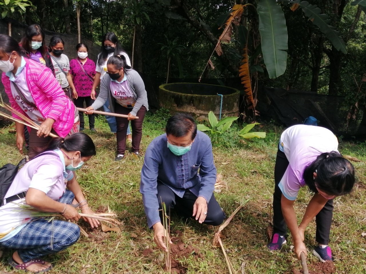 พช.น่าน จัดกิจกรรมโครงการส่งเสริมการมีส่วนร่วมของชุมชนในการขับเคลื่อนกิจกรรมตามหลักปรัชญาของเศรษฐกิจพอเพียง  วันที่ 25-26 สิงหาคม 2565 นายชำนาญ บุดาสา พัฒนาการจังหวัดน่าน พร้อมด้วยนายธงชัย ธนสถิตย์ ผู้อำนวยการกลุ่มงานยุทธศาสตร์การพัฒนาชุมชน และนักวิชาการพัฒนาชุมชนกลุ่มงานยุทธศาสตร์การพัฒนาชุมชน สำนักงานพัฒนาชุมชนจังหวัดน่าน ร่วมจัดกิจกรรมโครงการส่งเสริมการมีส่วนร่วมของชุมชนในการขับเคลื่อนกิจกรรมตามหลักปรัชญาของเศรษฐกิจพอเพียง โดยมีวัตถุประสงค์เพื่อส่งเสริมการใช้หลักปรัชญาของเศรษฐกิจพอเพียงเป็นแนวทางในการพัฒนาชุมชน ส่งเสริมและสนับสนุนการมีส่วนร่วมของชุมชนในการพัฒนาอย่างมีทิศทางที่สอดคล้องตามหลักปรัชญาของเศรษฐกิจพอเพียง  ณ บ้านสะไล หมู่ที่ 2 ตำบลบ่อเกลือเหนือ  อำเภอบ่อเกลือ จังหวัดน่าน โดยมีการดำเนินกิจกรรมดังนี้ 1. กิจกรรมประชุมเชิงปฏิบัติการมีส่วนส่วนร่วมของชุมชนในการขับเคลื่อนกิจกรรมตามหลักปรัชญาของเศรษฐกิจพอเพียง  2. เรียนรู้การปลูกและการแปรรูปผลิตภัณฑ์จากต้นตะไคร้ ณ ห้องประชุม ศศช.บ้านสะไลหลวง กลุ่มเป้าหมาย 30 คน 3. กิจกรรมปลูกต้นตะไคร้หอม ณ บริเวณสุขศาลาพระราชทาน โรงเรียนตำรวจตระเวนชายแดนเฉลิมฉลองครบรอบ 100 ปี   ภาพข่าว-กลุ่มงานยุทธศาสตร์การพัฒนาชุมชน รายงาน-กลุ่มงานสารสนเทศการพัฒนาชุมชน #CDDNAN #60ปีกรมการพัฒนาชุมชน