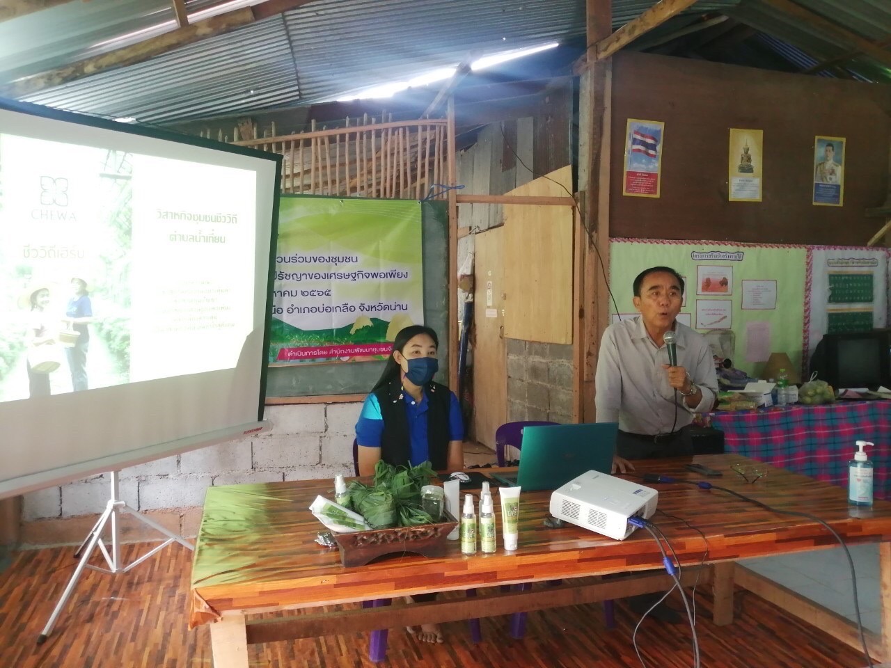 พช.น่าน จัดกิจกรรมโครงการส่งเสริมการมีส่วนร่วมของชุมชนในการขับเคลื่อนกิจกรรมตามหลักปรัชญาของเศรษฐกิจพอเพียง  วันที่ 25-26 สิงหาคม 2565 นายชำนาญ บุดาสา พัฒนาการจังหวัดน่าน พร้อมด้วยนายธงชัย ธนสถิตย์ ผู้อำนวยการกลุ่มงานยุทธศาสตร์การพัฒนาชุมชน และนักวิชาการพัฒนาชุมชนกลุ่มงานยุทธศาสตร์การพัฒนาชุมชน สำนักงานพัฒนาชุมชนจังหวัดน่าน ร่วมจัดกิจกรรมโครงการส่งเสริมการมีส่วนร่วมของชุมชนในการขับเคลื่อนกิจกรรมตามหลักปรัชญาของเศรษฐกิจพอเพียง โดยมีวัตถุประสงค์เพื่อส่งเสริมการใช้หลักปรัชญาของเศรษฐกิจพอเพียงเป็นแนวทางในการพัฒนาชุมชน ส่งเสริมและสนับสนุนการมีส่วนร่วมของชุมชนในการพัฒนาอย่างมีทิศทางที่สอดคล้องตามหลักปรัชญาของเศรษฐกิจพอเพียง  ณ บ้านสะไล หมู่ที่ 2 ตำบลบ่อเกลือเหนือ  อำเภอบ่อเกลือ จังหวัดน่าน โดยมีการดำเนินกิจกรรมดังนี้ 1. กิจกรรมประชุมเชิงปฏิบัติการมีส่วนส่วนร่วมของชุมชนในการขับเคลื่อนกิจกรรมตามหลักปรัชญาของเศรษฐกิจพอเพียง  2. เรียนรู้การปลูกและการแปรรูปผลิตภัณฑ์จากต้นตะไคร้ ณ ห้องประชุม ศศช.บ้านสะไลหลวง กลุ่มเป้าหมาย 30 คน 3. กิจกรรมปลูกต้นตะไคร้หอม ณ บริเวณสุขศาลาพระราชทาน โรงเรียนตำรวจตระเวนชายแดนเฉลิมฉลองครบรอบ 100 ปี   ภาพข่าว-กลุ่มงานยุทธศาสตร์การพัฒนาชุมชน รายงาน-กลุ่มงานสารสนเทศการพัฒนาชุมชน #CDDNAN #60ปีกรมการพัฒนาชุมชน