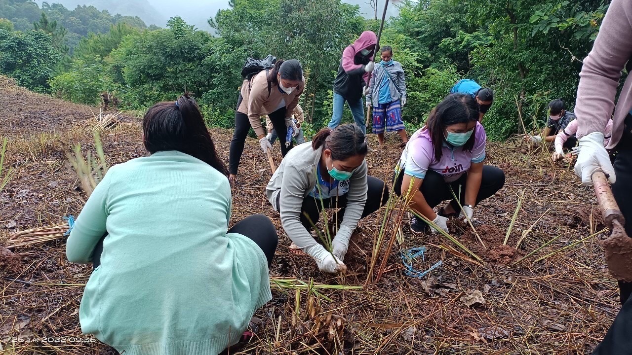 พช.น่าน จัดกิจกรรมโครงการส่งเสริมการมีส่วนร่วมของชุมชนในการขับเคลื่อนกิจกรรมตามหลักปรัชญาของเศรษฐกิจพอเพียง  วันที่ 25-26 สิงหาคม 2565 นายชำนาญ บุดาสา พัฒนาการจังหวัดน่าน พร้อมด้วยนายธงชัย ธนสถิตย์ ผู้อำนวยการกลุ่มงานยุทธศาสตร์การพัฒนาชุมชน และนักวิชาการพัฒนาชุมชนกลุ่มงานยุทธศาสตร์การพัฒนาชุมชน สำนักงานพัฒนาชุมชนจังหวัดน่าน ร่วมจัดกิจกรรมโครงการส่งเสริมการมีส่วนร่วมของชุมชนในการขับเคลื่อนกิจกรรมตามหลักปรัชญาของเศรษฐกิจพอเพียง โดยมีวัตถุประสงค์เพื่อส่งเสริมการใช้หลักปรัชญาของเศรษฐกิจพอเพียงเป็นแนวทางในการพัฒนาชุมชน ส่งเสริมและสนับสนุนการมีส่วนร่วมของชุมชนในการพัฒนาอย่างมีทิศทางที่สอดคล้องตามหลักปรัชญาของเศรษฐกิจพอเพียง  ณ บ้านสะไล หมู่ที่ 2 ตำบลบ่อเกลือเหนือ  อำเภอบ่อเกลือ จังหวัดน่าน โดยมีการดำเนินกิจกรรมดังนี้ 1. กิจกรรมประชุมเชิงปฏิบัติการมีส่วนส่วนร่วมของชุมชนในการขับเคลื่อนกิจกรรมตามหลักปรัชญาของเศรษฐกิจพอเพียง  2. เรียนรู้การปลูกและการแปรรูปผลิตภัณฑ์จากต้นตะไคร้ ณ ห้องประชุม ศศช.บ้านสะไลหลวง กลุ่มเป้าหมาย 30 คน 3. กิจกรรมปลูกต้นตะไคร้หอม ณ บริเวณสุขศาลาพระราชทาน โรงเรียนตำรวจตระเวนชายแดนเฉลิมฉลองครบรอบ 100 ปี   ภาพข่าว-กลุ่มงานยุทธศาสตร์การพัฒนาชุมชน รายงาน-กลุ่มงานสารสนเทศการพัฒนาชุมชน #CDDNAN #60ปีกรมการพัฒนาชุมชน