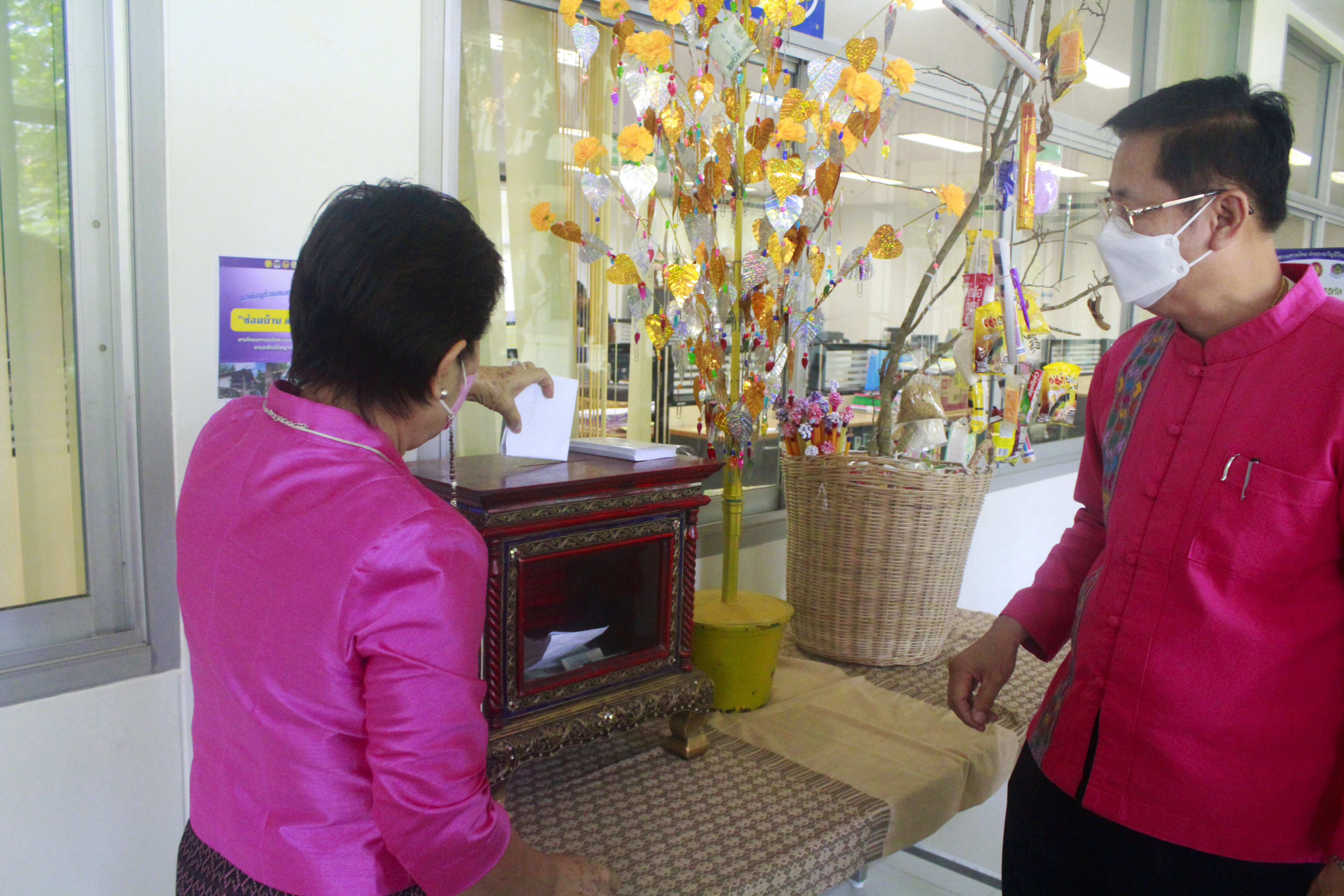 พจ.น่าน รับมอบเงินสมทบกองทุนพัฒนาคุณภาพชีวิต สร้างความมั่นคงในที่อยู่อาศัย ซ่อมบ้าน สร้างสุข แก้จนคนน่าน