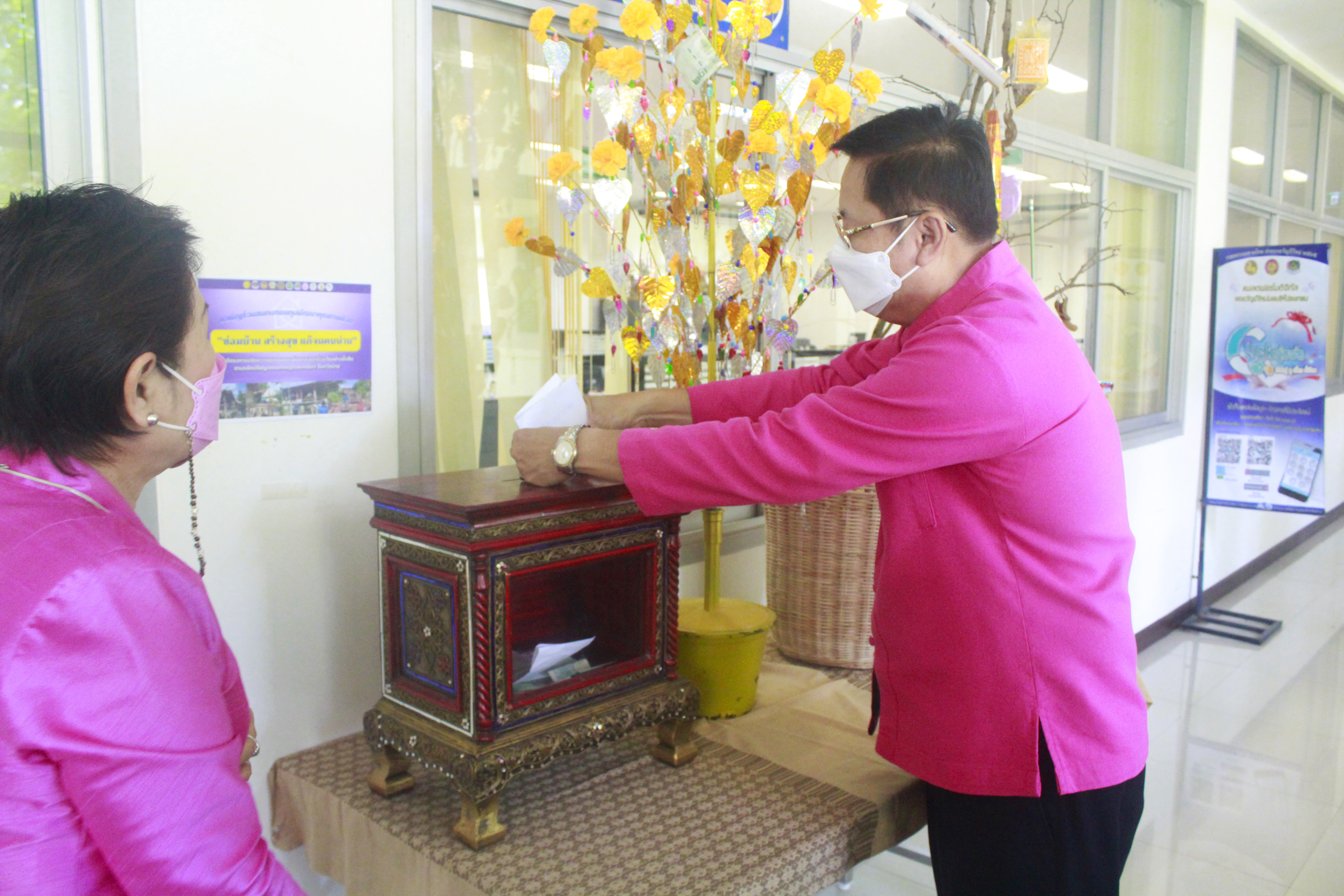 พจ.น่าน รับมอบเงินสมทบกองทุนพัฒนาคุณภาพชีวิต สร้างความมั่นคงในที่อยู่อาศัย ซ่อมบ้าน สร้างสุข แก้จนคนน่าน