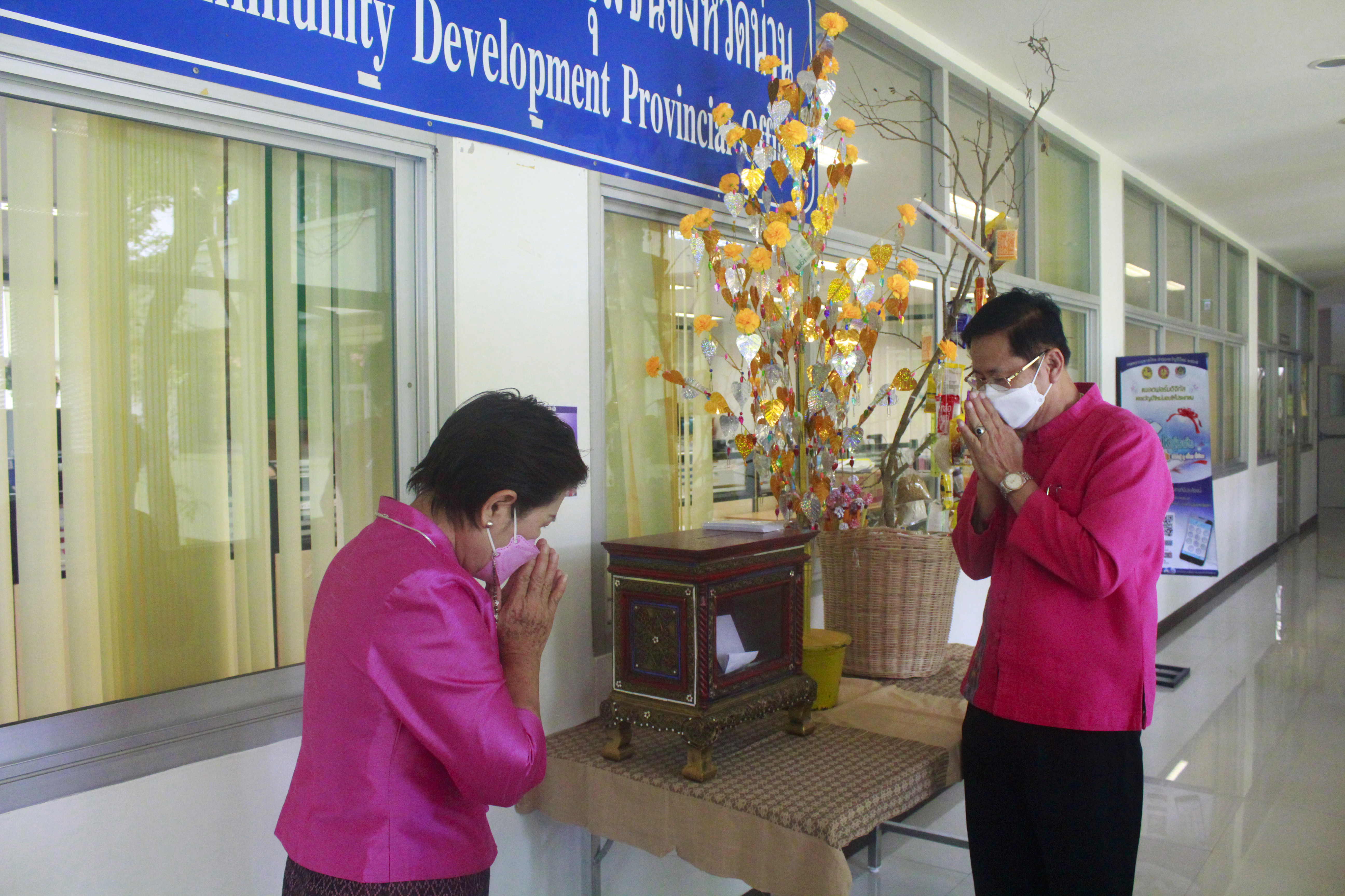 พจ.น่าน รับมอบเงินสมทบกองทุนพัฒนาคุณภาพชีวิต สร้างความมั่นคงในที่อยู่อาศัย ซ่อมบ้าน สร้างสุข แก้จนคนน่าน