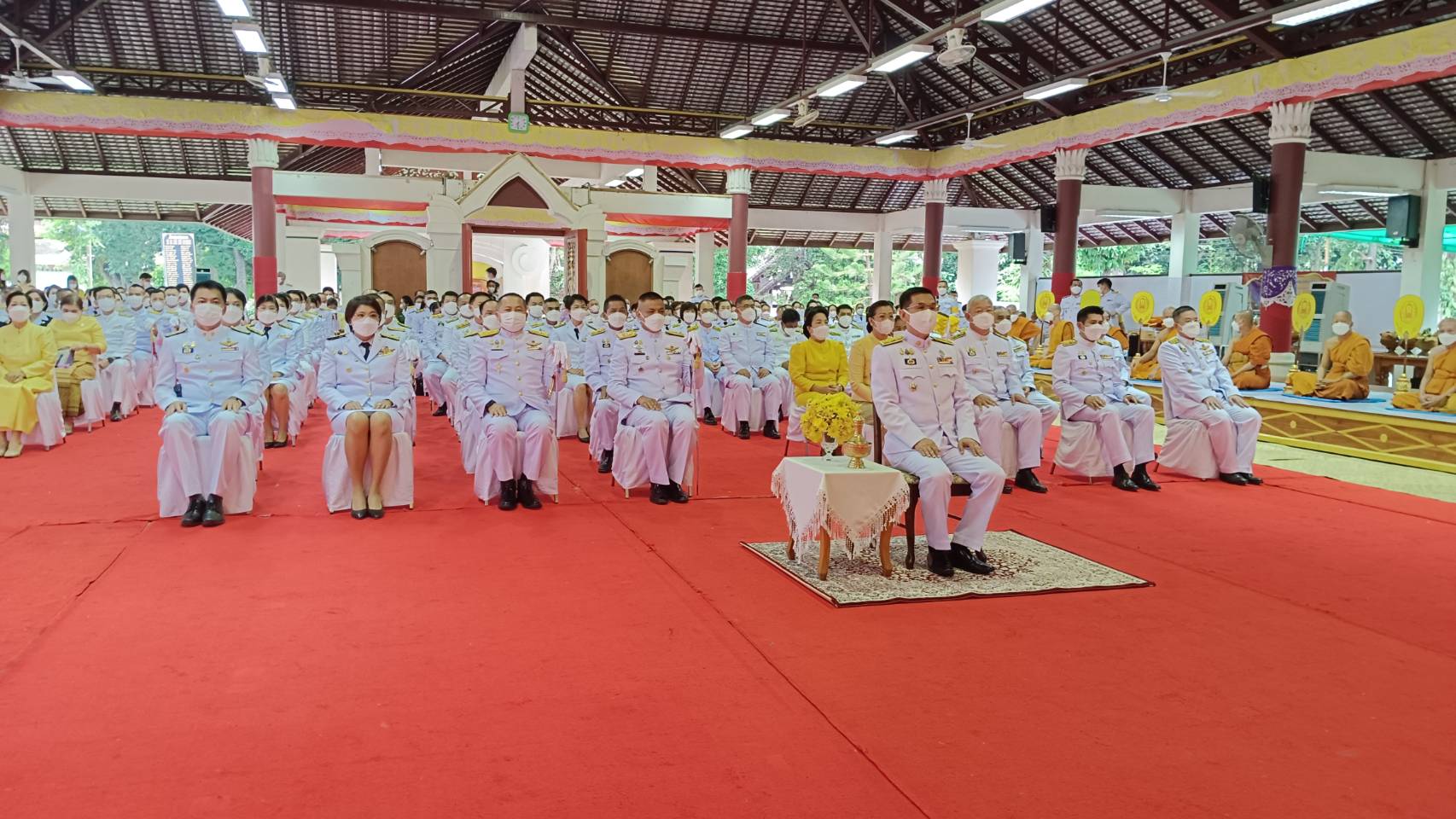 จังหวัดน่านประกอบพิธีทำบุญตักบาตร เนื่องในวันคล้ายวันสวรรคตพระบาทสมเด็จพระบรมชนกาธิเบศร มหาภูมิพลอดุลยเดชมหาราช บรมนาถบพิตร