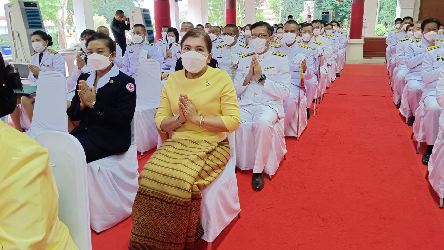 จังหวัดน่านประกอบพิธีทำบุญตักบาตร เนื่องในวันคล้ายวันสวรรคตพระบาทสมเด็จพระบรมชนกาธิเบศร มหาภูมิพลอดุลยเดชมหาราช บรมนาถบพิตร