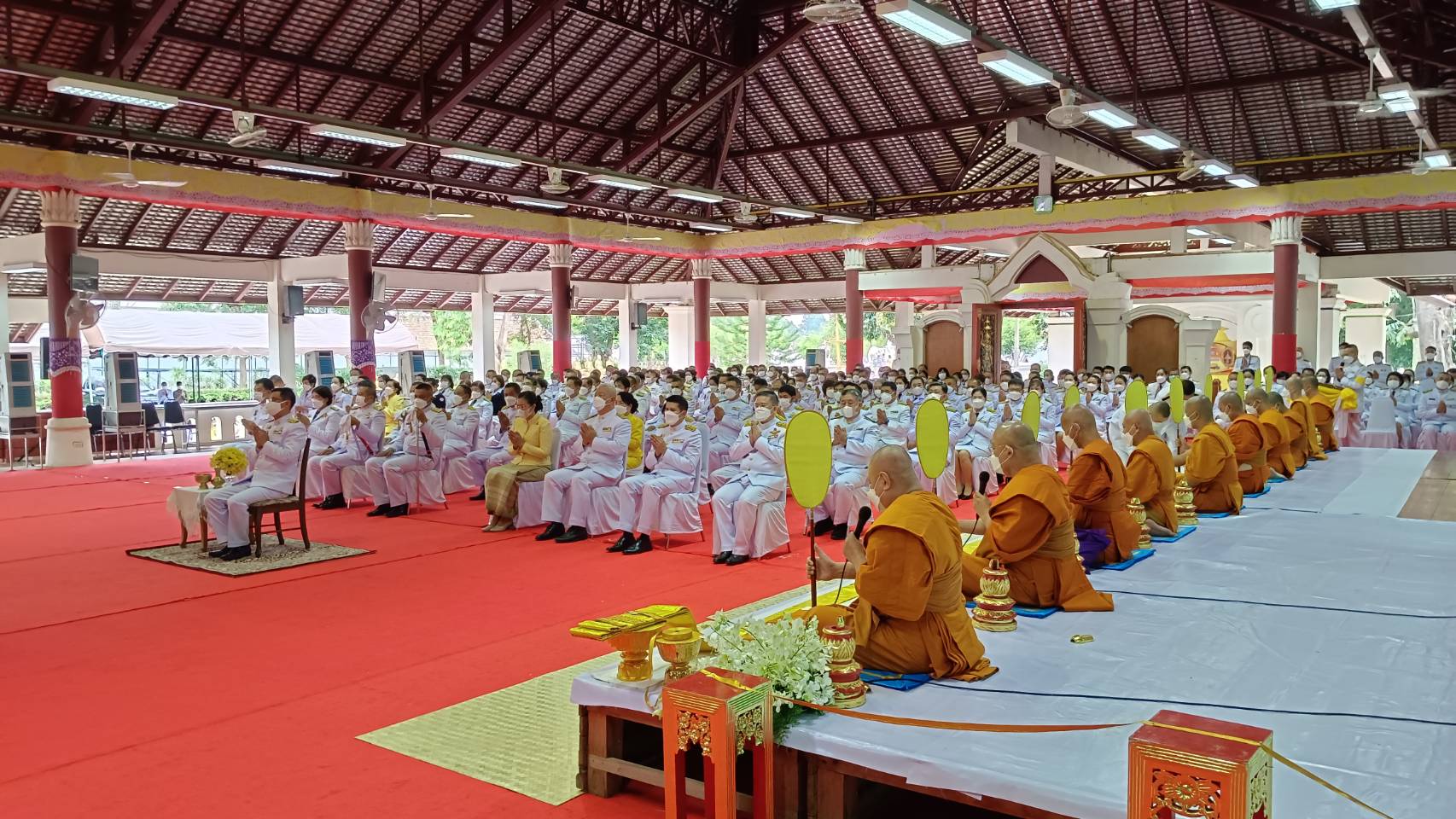 จังหวัดน่านประกอบพิธีทำบุญตักบาตร เนื่องในวันคล้ายวันสวรรคตพระบาทสมเด็จพระบรมชนกาธิเบศร มหาภูมิพลอดุลยเดชมหาราช บรมนาถบพิตร