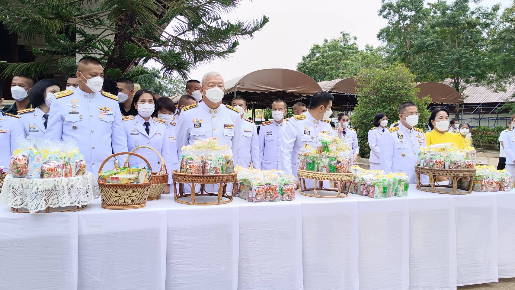 จังหวัดน่านประกอบพิธีทำบุญตักบาตร เนื่องในวันคล้ายวันสวรรคตพระบาทสมเด็จพระบรมชนกาธิเบศร มหาภูมิพลอดุลยเดชมหาราช บรมนาถบพิตร