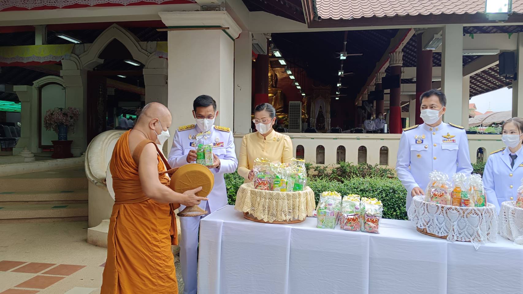 จังหวัดน่านประกอบพิธีทำบุญตักบาตร เนื่องในวันคล้ายวันสวรรคตพระบาทสมเด็จพระบรมชนกาธิเบศร มหาภูมิพลอดุลยเดชมหาราช บรมนาถบพิตร