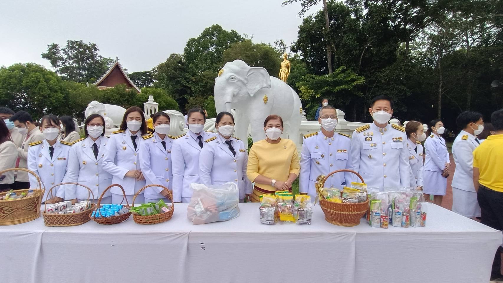 จังหวัดน่านประกอบพิธีทำบุญตักบาตร เนื่องในวันคล้ายวันสวรรคตพระบาทสมเด็จพระบรมชนกาธิเบศร มหาภูมิพลอดุลยเดชมหาราช บรมนาถบพิตร