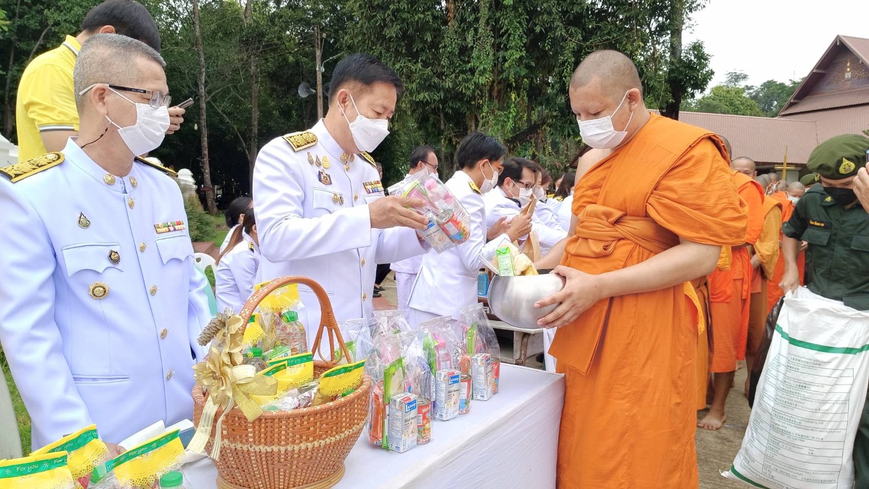 จังหวัดน่านประกอบพิธีทำบุญตักบาตร เนื่องในวันคล้ายวันสวรรคตพระบาทสมเด็จพระบรมชนกาธิเบศร มหาภูมิพลอดุลยเดชมหาราช บรมนาถบพิตร