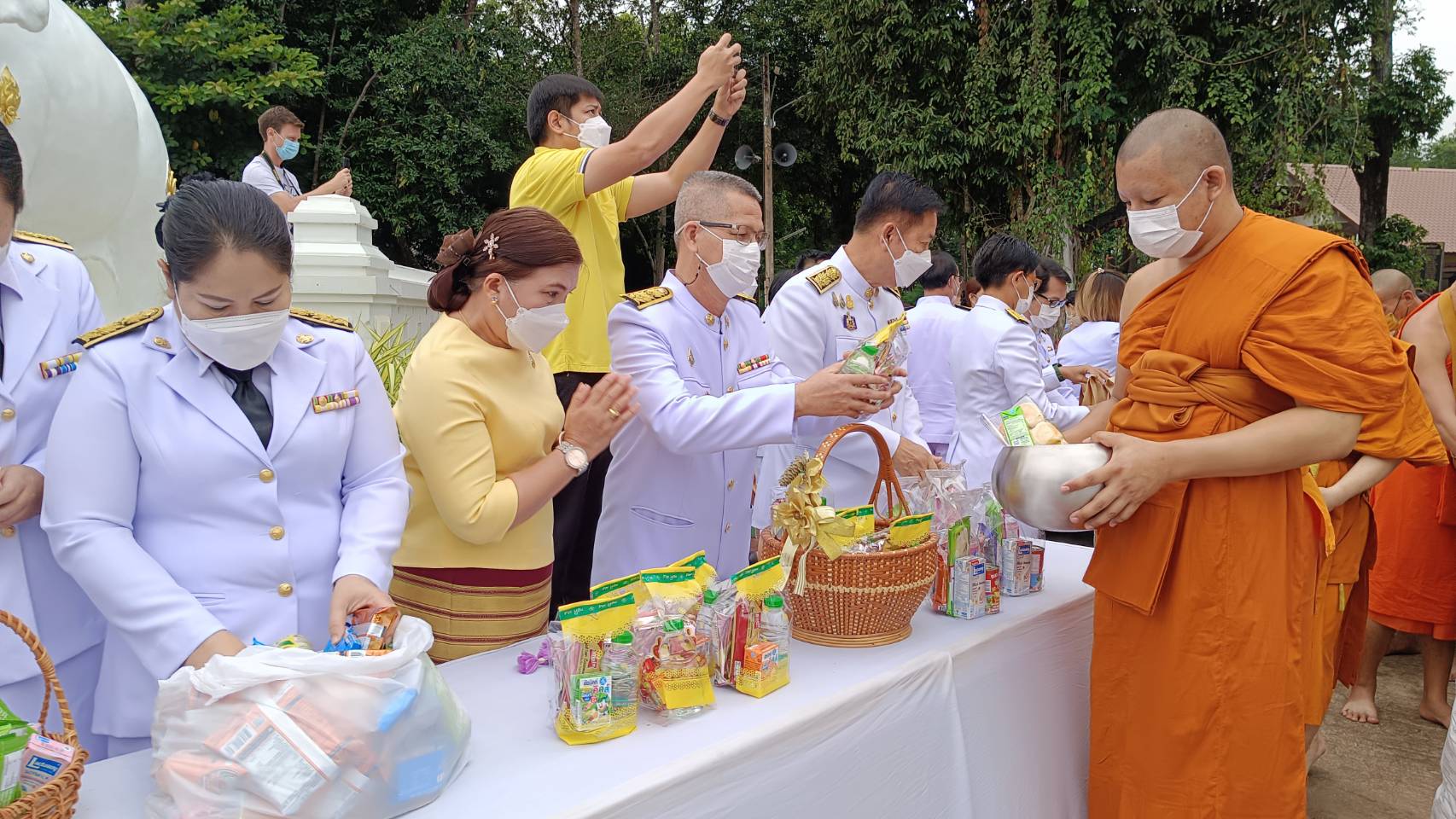 จังหวัดน่านประกอบพิธีทำบุญตักบาตร เนื่องในวันคล้ายวันสวรรคตพระบาทสมเด็จพระบรมชนกาธิเบศร มหาภูมิพลอดุลยเดชมหาราช บรมนาถบพิตร