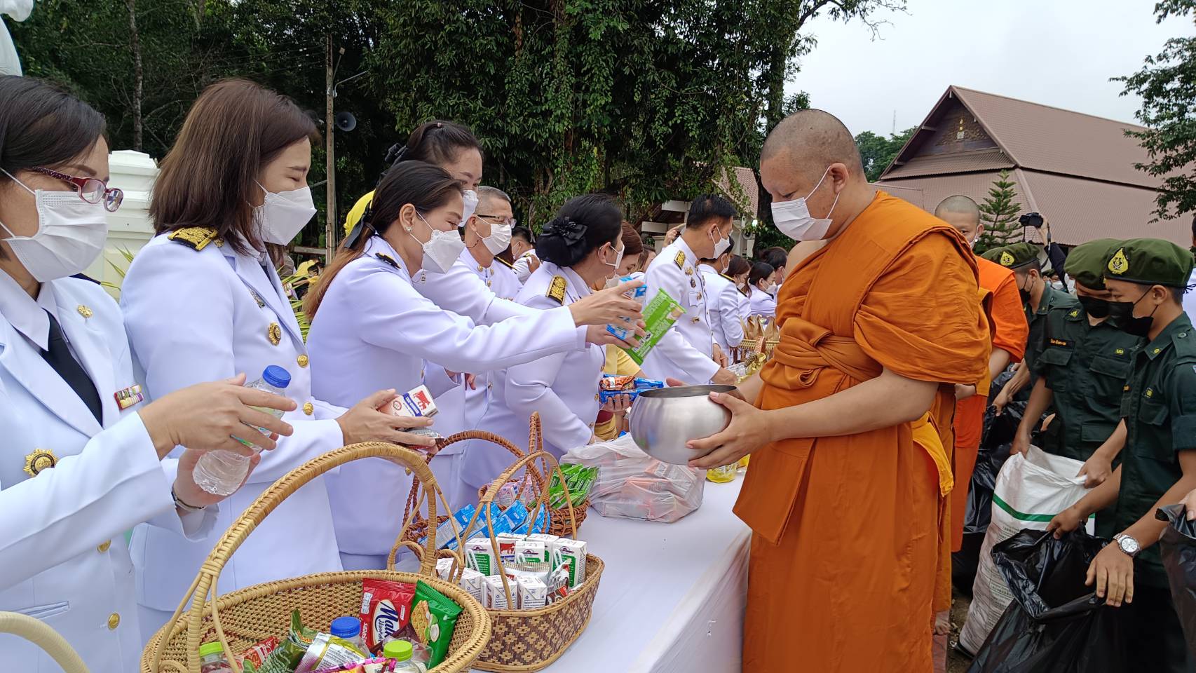 จังหวัดน่านประกอบพิธีทำบุญตักบาตร เนื่องในวันคล้ายวันสวรรคตพระบาทสมเด็จพระบรมชนกาธิเบศร มหาภูมิพลอดุลยเดชมหาราช บรมนาถบพิตร
