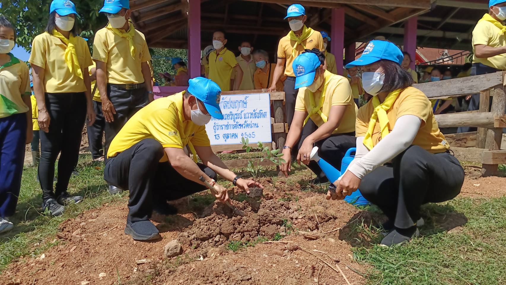 น่าน จัดกิจกรรมจิตอาสาพัฒนา ร่วมแสดงความจงรักภักดีและน้อมรำลึกถึงพระมหากรุณาธิคุณ ในวันคล้ายวันสวรรคตพระบาทสมเด็จพระบรมชนกาธิเบศร มหาภูมิพลอดุลเดชมหาราช บรมนาถบพิตร 13 ตุลาคม 2565