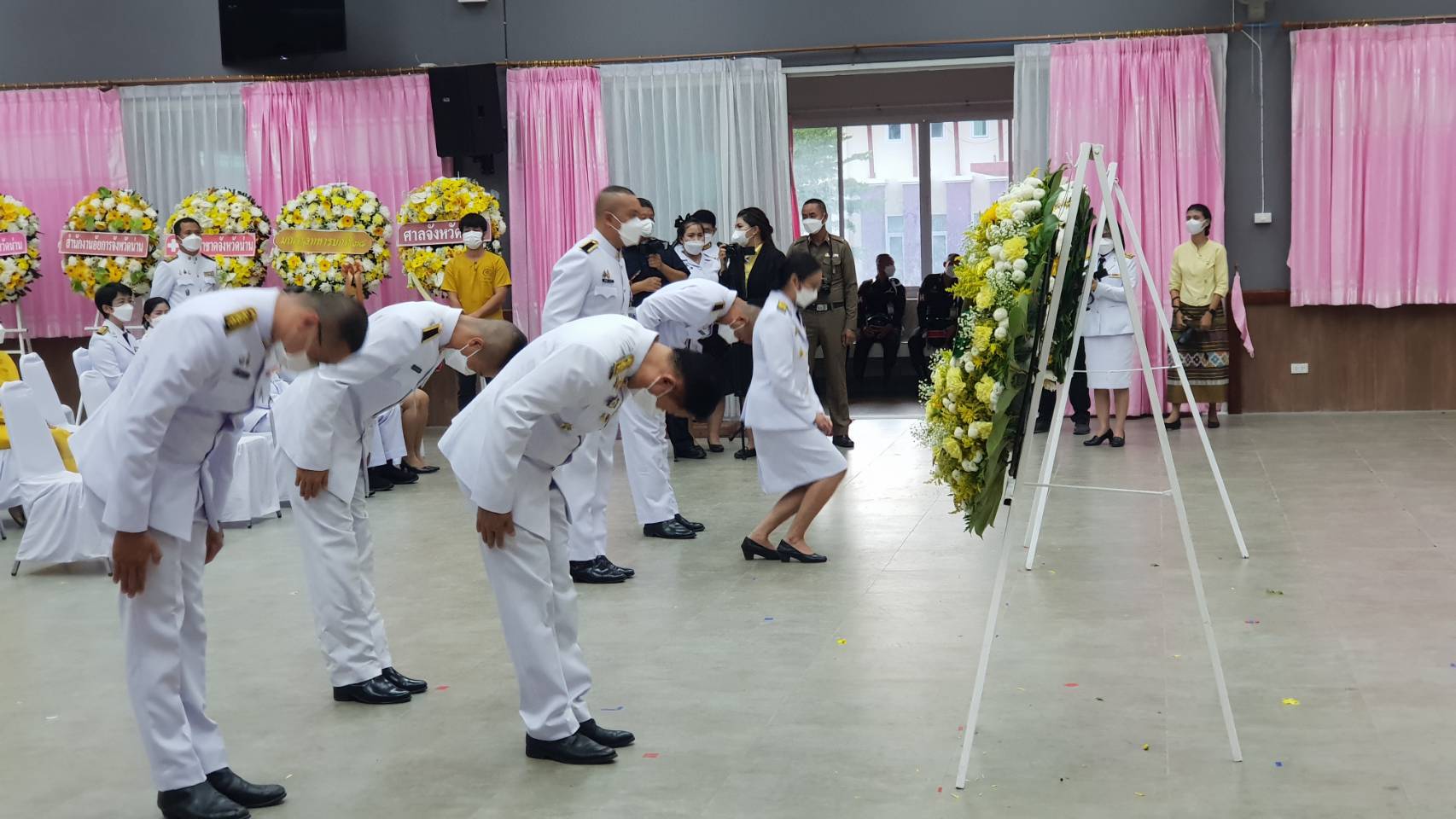 พช.น่าน ร่วมพิธีวางพวงมาลา เนื่องในวันคล้ายวันสวรรคต พระบาทสมเด็จพระบรมชนกาธิเบศร มหาภูมิพลอดุลยเดชมหาราช บรมนาถบพิตร