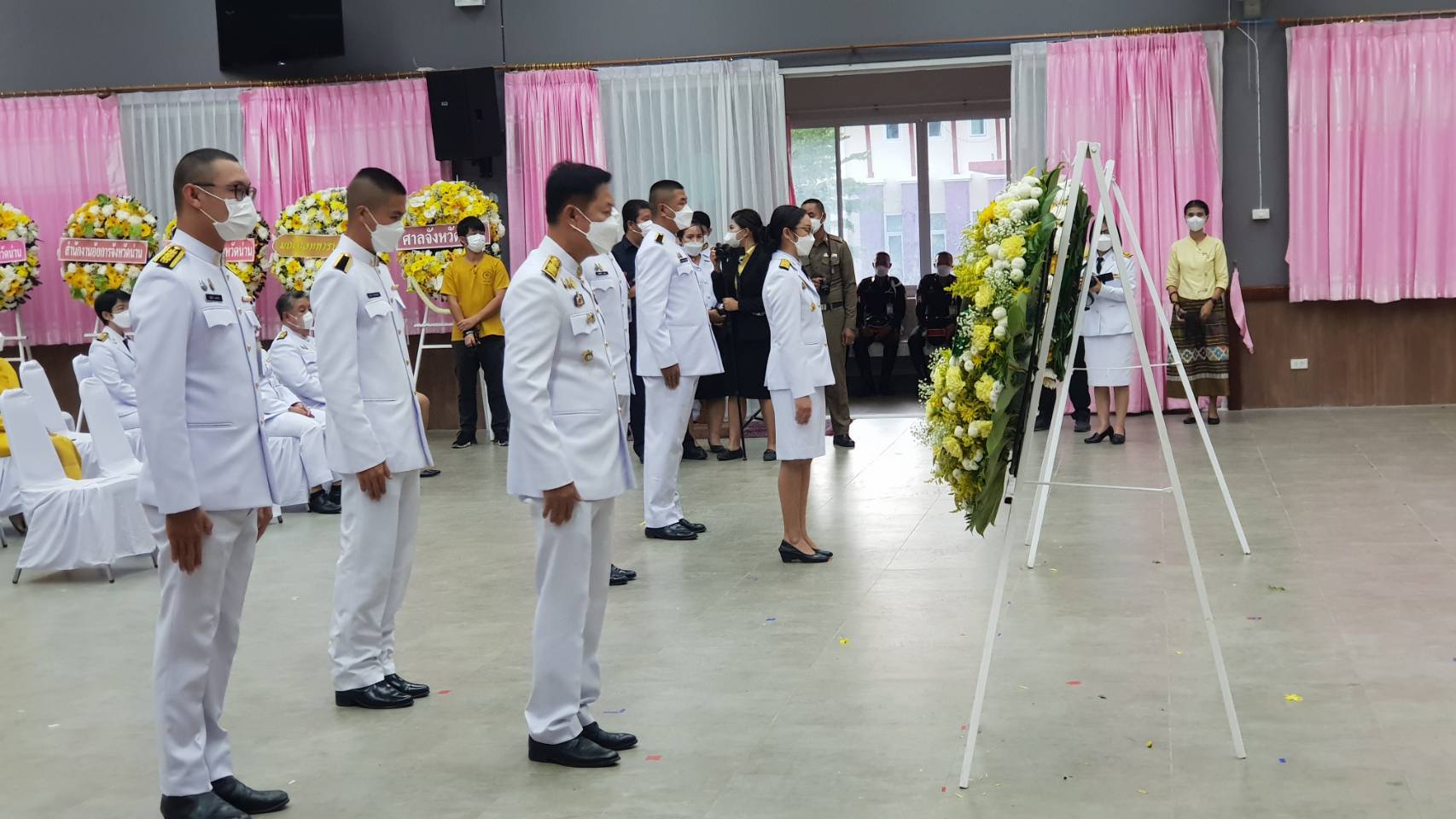 พช.น่าน ร่วมพิธีวางพวงมาลา เนื่องในวันคล้ายวันสวรรคต พระบาทสมเด็จพระบรมชนกาธิเบศร มหาภูมิพลอดุลยเดชมหาราช บรมนาถบพิตร