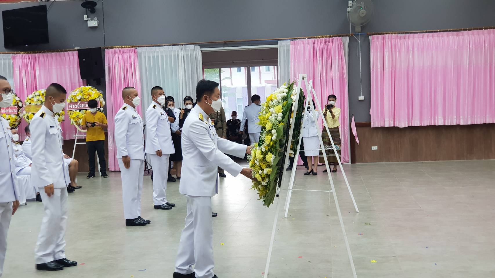 พช.น่าน ร่วมพิธีวางพวงมาลา เนื่องในวันคล้ายวันสวรรคต พระบาทสมเด็จพระบรมชนกาธิเบศร มหาภูมิพลอดุลยเดชมหาราช บรมนาถบพิตร