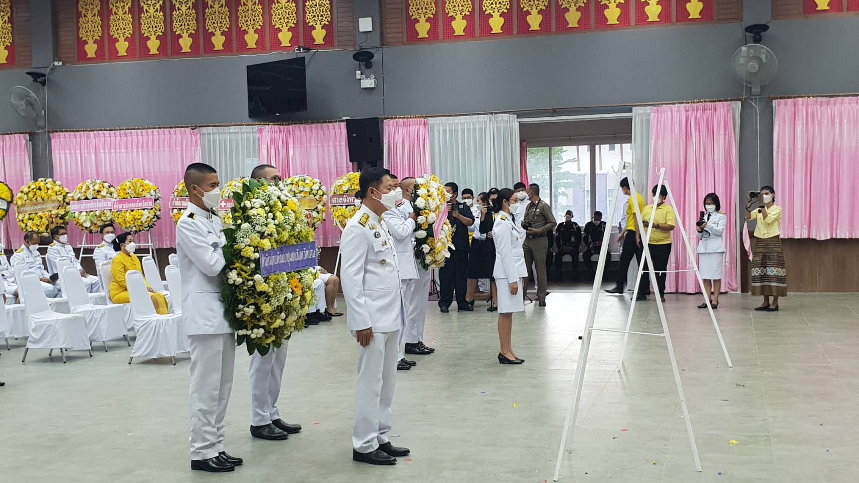 พช.น่าน ร่วมพิธีวางพวงมาลา เนื่องในวันคล้ายวันสวรรคต พระบาทสมเด็จพระบรมชนกาธิเบศร มหาภูมิพลอดุลยเดชมหาราช บรมนาถบพิตร