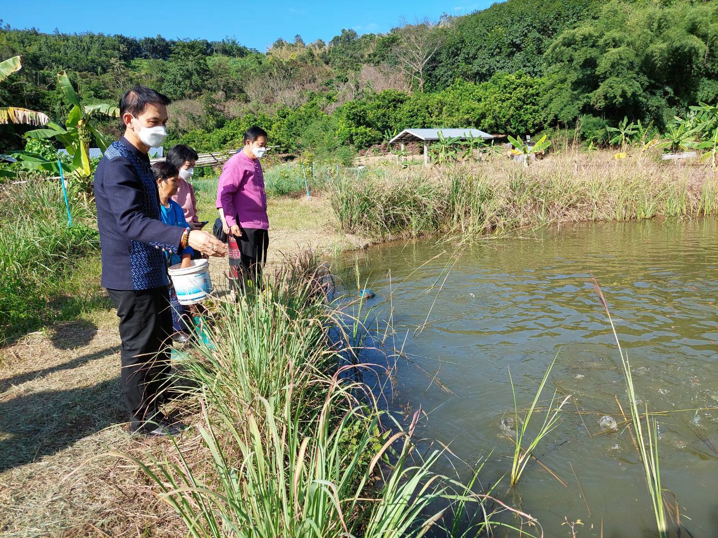 นายอาทร พิมชะนก ผู้ตรวจราชการกรมการพัฒนาชุมชน ลงพื้นที่แปลงศูนย์เรียนรู้ต้นแบบ “โคก หนอง นา พัฒนาชุมชน” ระดับ CLM จังหวัดน่าน เพื่อสนับสนุนงานต่อเนื่อง ในการพัฒนาศูนย์เรียนรู้ตามหลักปรัชญาของเศรษฐกิจพอเพียง