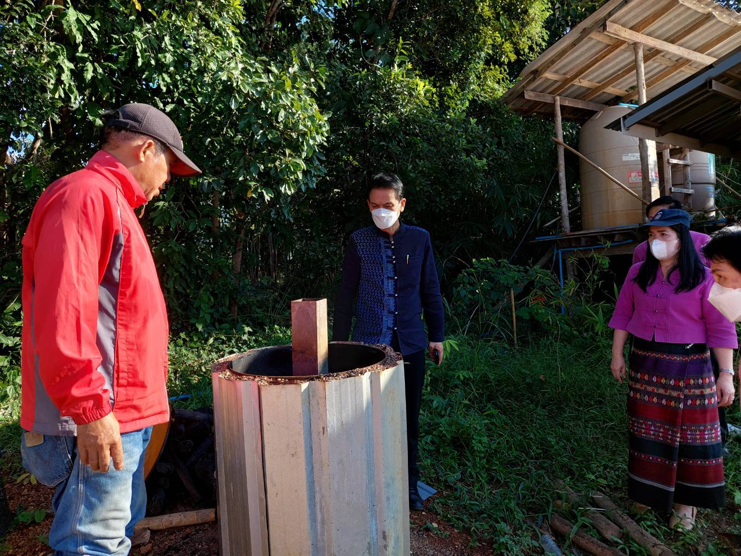 นายอาทร พิมชะนก ผู้ตรวจราชการกรมการพัฒนาชุมชน ลงพื้นที่แปลงศูนย์เรียนรู้ต้นแบบ “โคก หนอง นา พัฒนาชุมชน” ระดับ CLM จังหวัดน่าน เพื่อสนับสนุนงานต่อเนื่อง ในการพัฒนาศูนย์เรียนรู้ตามหลักปรัชญาของเศรษฐกิจพอเพียง