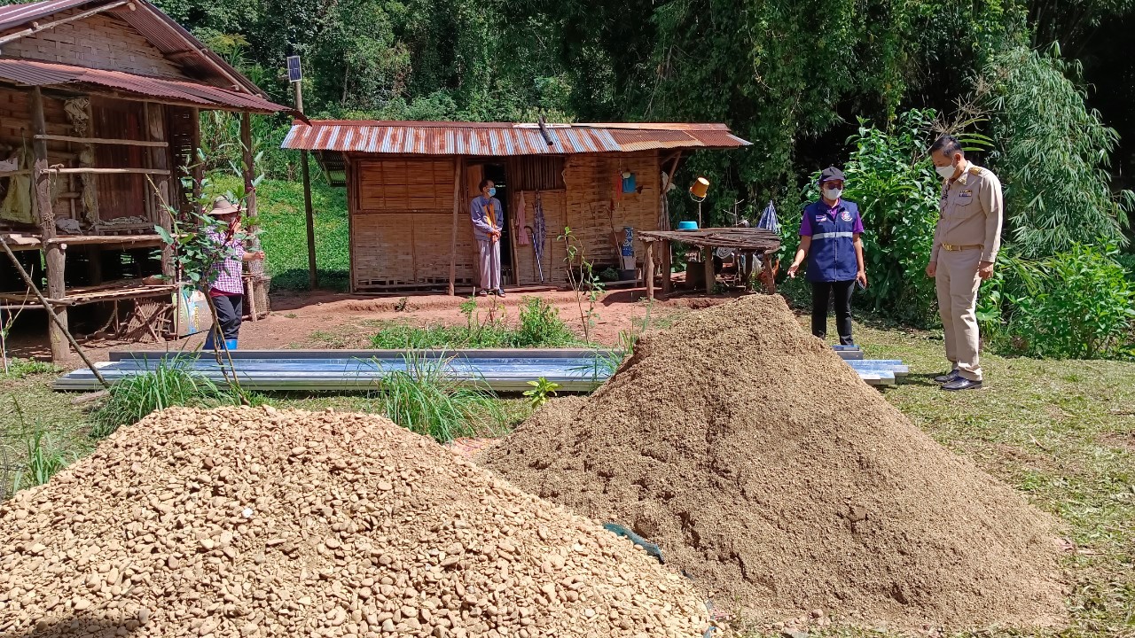 ผู้ว่าราชการจังหวัดน่าน มอบวัสดุสร้างบ้านกองทุนพัฒนาคุณภาพชีวิต สร้างความมั่นคงในที่อยู่อาศัย “ซ่อมบ้าน สร้างสุข แก้จนคนน่าน” พื้นที่อำเภอบ่อเกลือ
