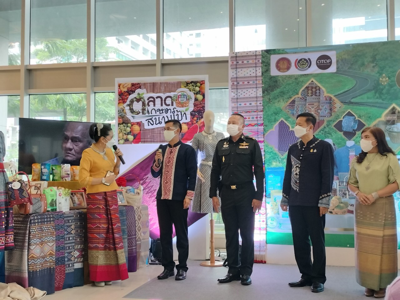 จังหวัดน่าน นำสินค้า OTOP ของดีเมืองน่าน จำหน่ายในงานตลาดเกษตรสนามเป้า ททบ.5 เพื่อร่วมเปิดตัวภาพยนตร์ซีรี่ส์เฉลิมพระเกียรติชุด”เส้นทางเกียรติยศ”