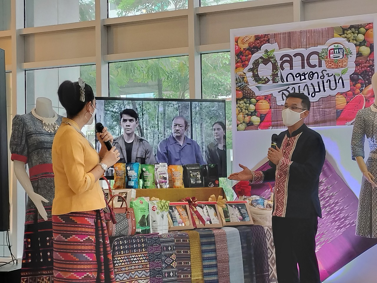 จังหวัดน่าน นำสินค้า OTOP ของดีเมืองน่าน จำหน่ายในงานตลาดเกษตรสนามเป้า ททบ.5 เพื่อร่วมเปิดตัวภาพยนตร์ซีรี่ส์เฉลิมพระเกียรติชุด”เส้นทางเกียรติยศ”