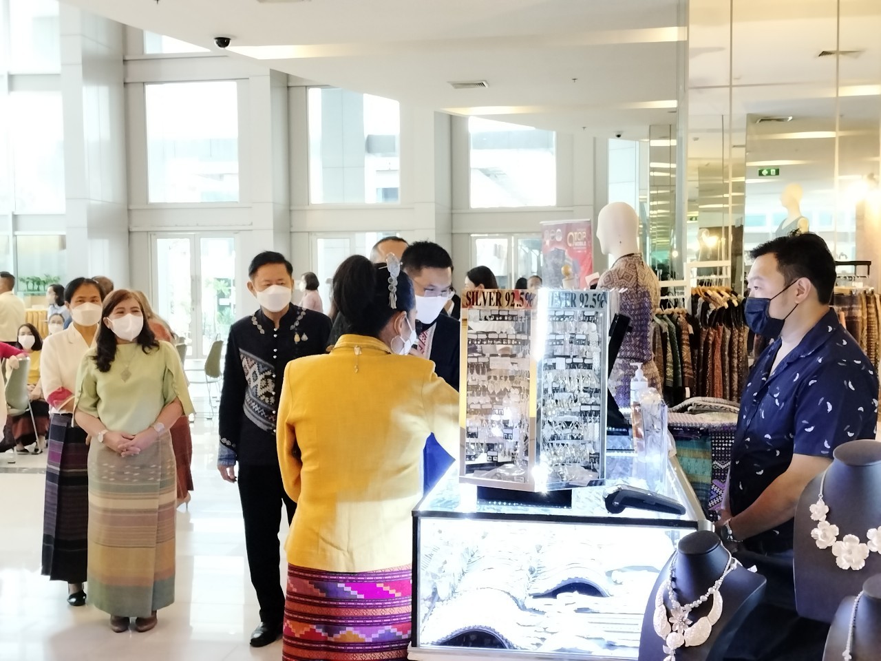 จังหวัดน่าน นำสินค้า OTOP ของดีเมืองน่าน จำหน่ายในงานตลาดเกษตรสนามเป้า ททบ.5 เพื่อร่วมเปิดตัวภาพยนตร์ซีรี่ส์เฉลิมพระเกียรติชุด”เส้นทางเกียรติยศ”