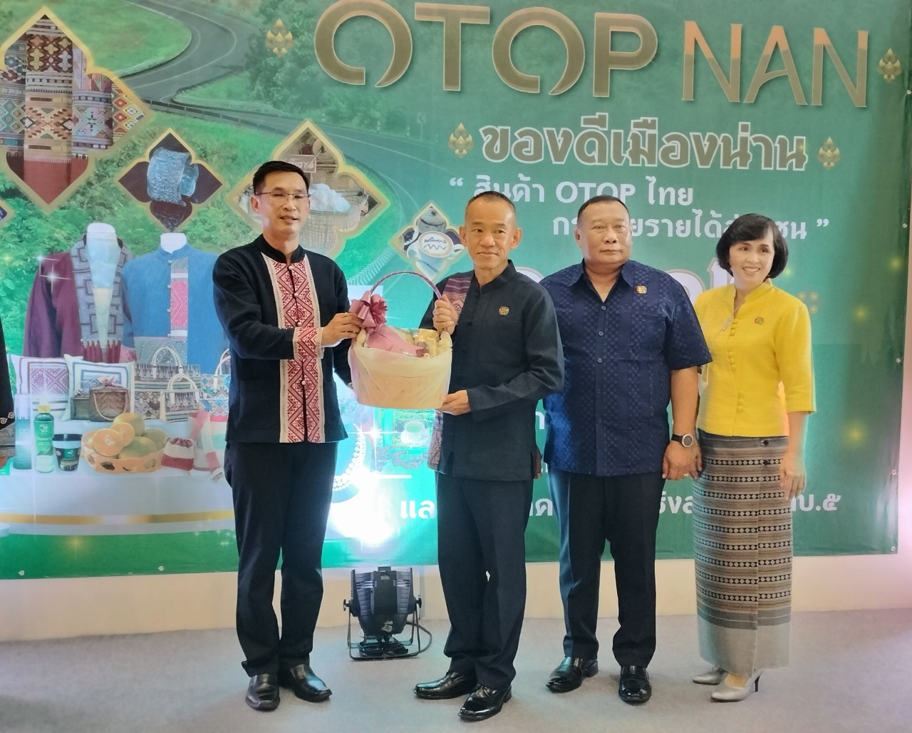 จังหวัดน่าน นำสินค้า OTOP ของดีเมืองน่าน จำหน่ายในงานตลาดเกษตรสนามเป้า ททบ.5 เพื่อร่วมเปิดตัวภาพยนตร์ซีรี่ส์เฉลิมพระเกียรติชุด”เส้นทางเกียรติยศ”