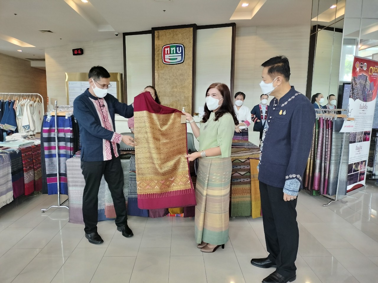 จังหวัดน่าน นำสินค้า OTOP ของดีเมืองน่าน จำหน่ายในงานตลาดเกษตรสนามเป้า ททบ.5 เพื่อร่วมเปิดตัวภาพยนตร์ซีรี่ส์เฉลิมพระเกียรติชุด”เส้นทางเกียรติยศ”