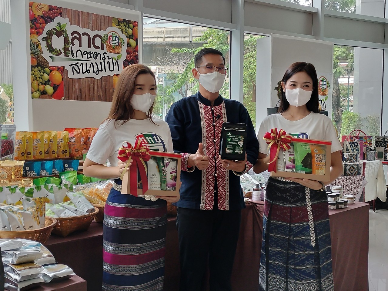 จังหวัดน่าน นำสินค้า OTOP ของดีเมืองน่าน จำหน่ายในงานตลาดเกษตรสนามเป้า ททบ.5 เพื่อร่วมเปิดตัวภาพยนตร์ซีรี่ส์เฉลิมพระเกียรติชุด”เส้นทางเกียรติยศ”