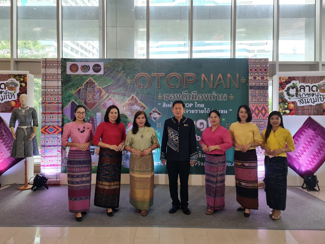 จังหวัดน่าน นำสินค้า OTOP ของดีเมืองน่าน จำหน่ายในงานตลาดเกษตรสนามเป้า ททบ.5 เพื่อร่วมเปิดตัวภาพยนตร์ซีรี่ส์เฉลิมพระเกียรติชุด”เส้นทางเกียรติยศ”