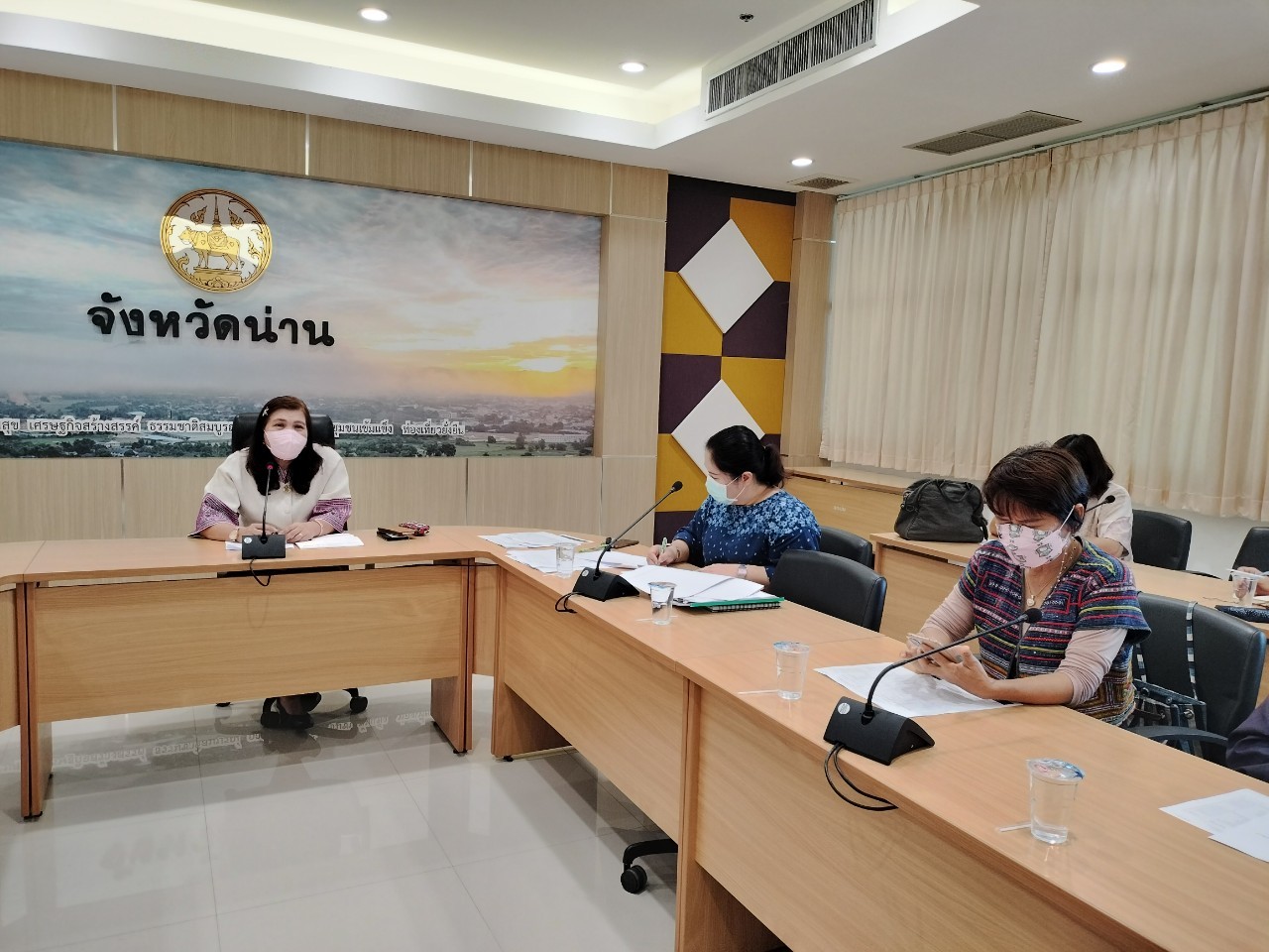 จังหวัดน่าน ประชุมเตรียมความพร้อมในการเข้าร่วมโครงการบูรณาการการค้า การลงทุน กิจกรรมหลัก การส่งเสริมช่องทางการตลาด Newnormal เพื่อเพิ่มช่องทางการจำหน่ายและแสดงสินค้าในรูปแบบ Offline – Online market place