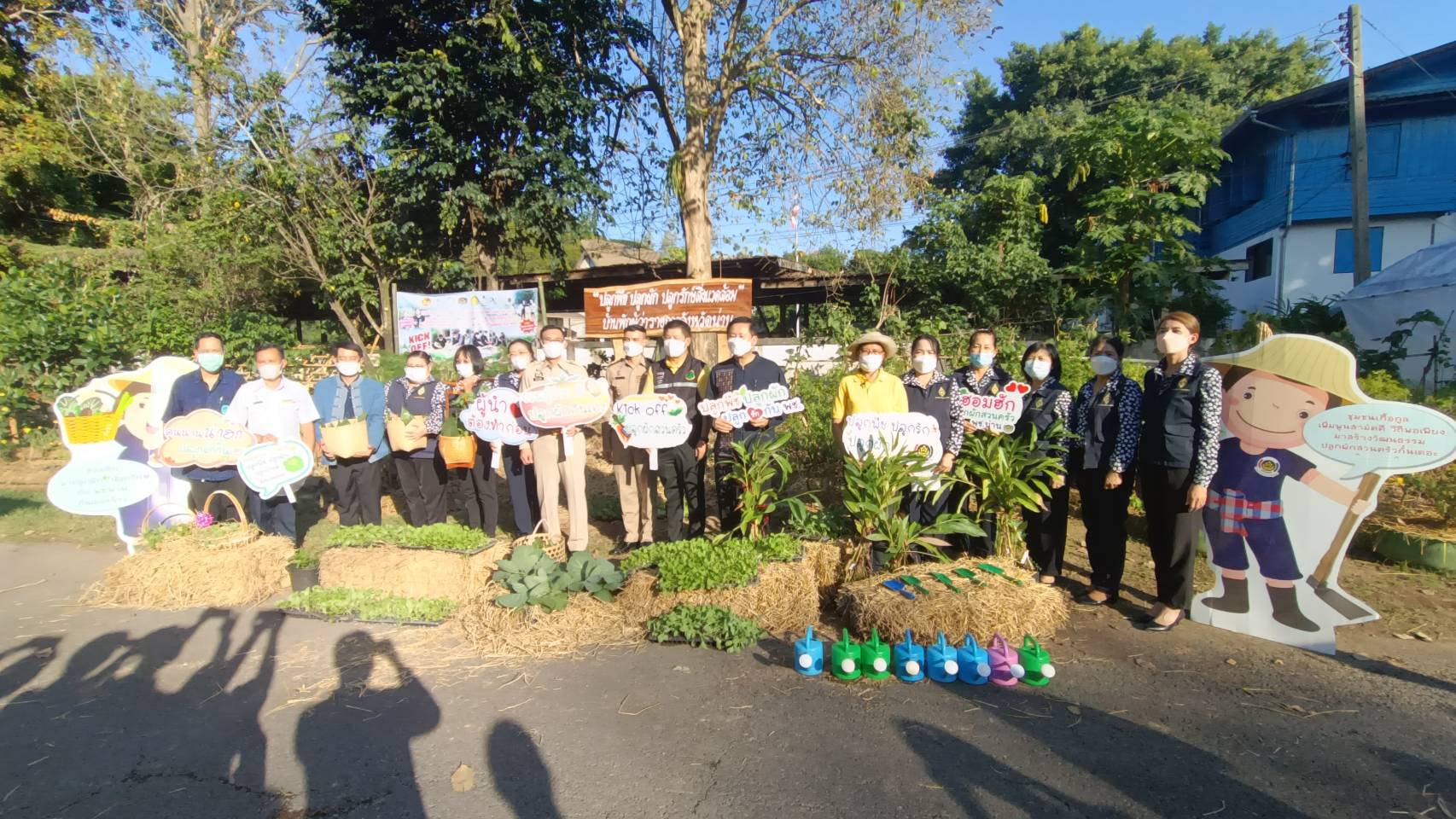 ผู้ว่าราชการจังหวัดน่านปลุกพลังทั้งภาครัฐและภาคประชาชน น้อมนำแนวพระราชดำริของสมเด็จพระกนิษฐาธิราชเจ้า กรมสมเด็จพระเทพรัตนราชสุดาฯ สยามบรมราชกุมารี สู่ปฏิบัติการปลูกผักสวนครัว เพื่อสร้างความมั่นคงทางอาหารต่อเนื่อง