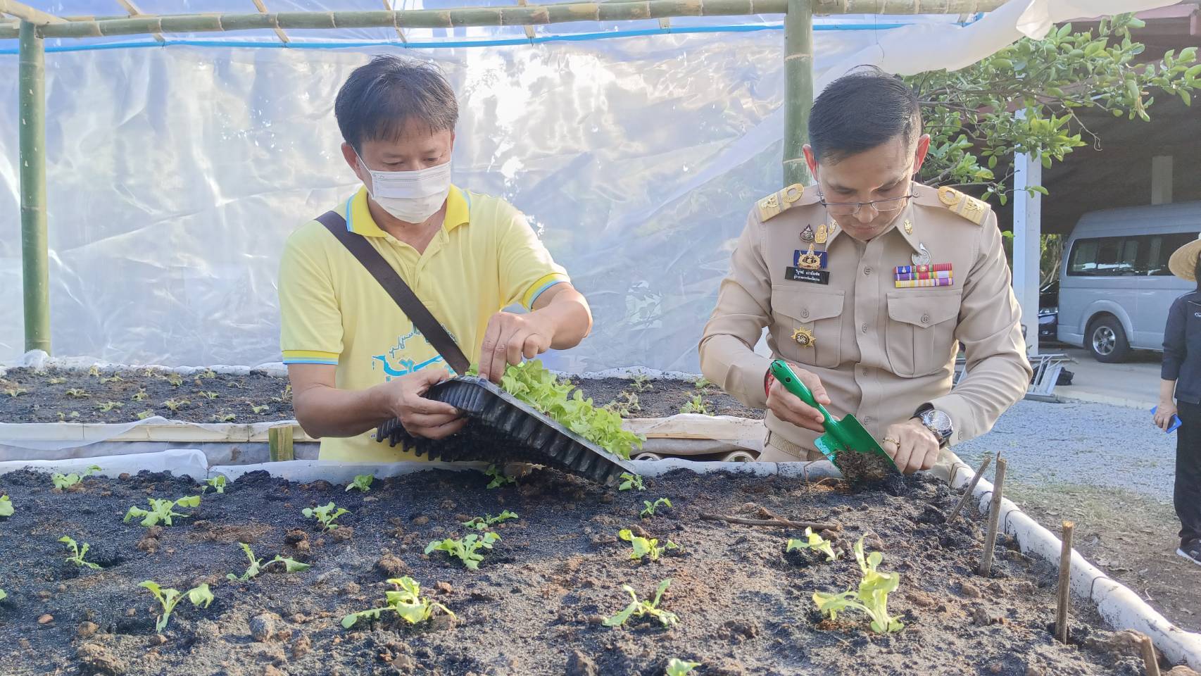 ผู้ว่าราชการจังหวัดน่านปลุกพลังทั้งภาครัฐและภาคประชาชน น้อมนำแนวพระราชดำริของสมเด็จพระกนิษฐาธิราชเจ้า กรมสมเด็จพระเทพรัตนราชสุดาฯ สยามบรมราชกุมารี สู่ปฏิบัติการปลูกผักสวนครัว เพื่อสร้างความมั่นคงทางอาหารต่อเนื่อง