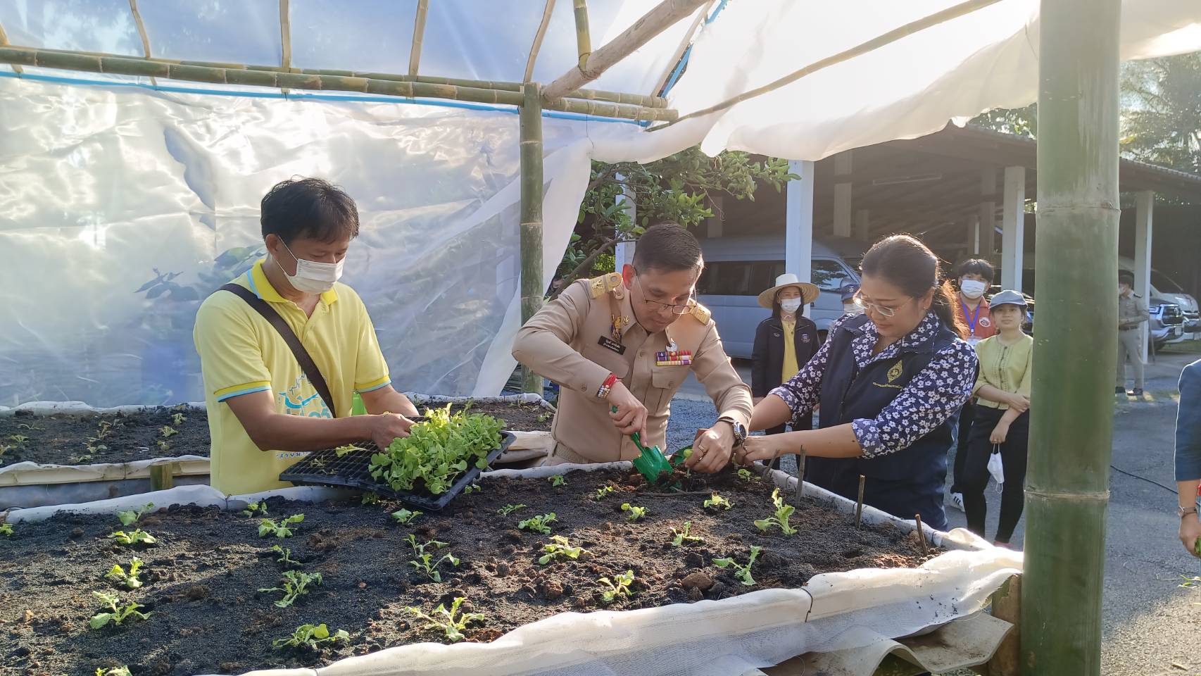 ผู้ว่าราชการจังหวัดน่านปลุกพลังทั้งภาครัฐและภาคประชาชน น้อมนำแนวพระราชดำริของสมเด็จพระกนิษฐาธิราชเจ้า กรมสมเด็จพระเทพรัตนราชสุดาฯ สยามบรมราชกุมารี สู่ปฏิบัติการปลูกผักสวนครัว เพื่อสร้างความมั่นคงทางอาหารต่อเนื่อง