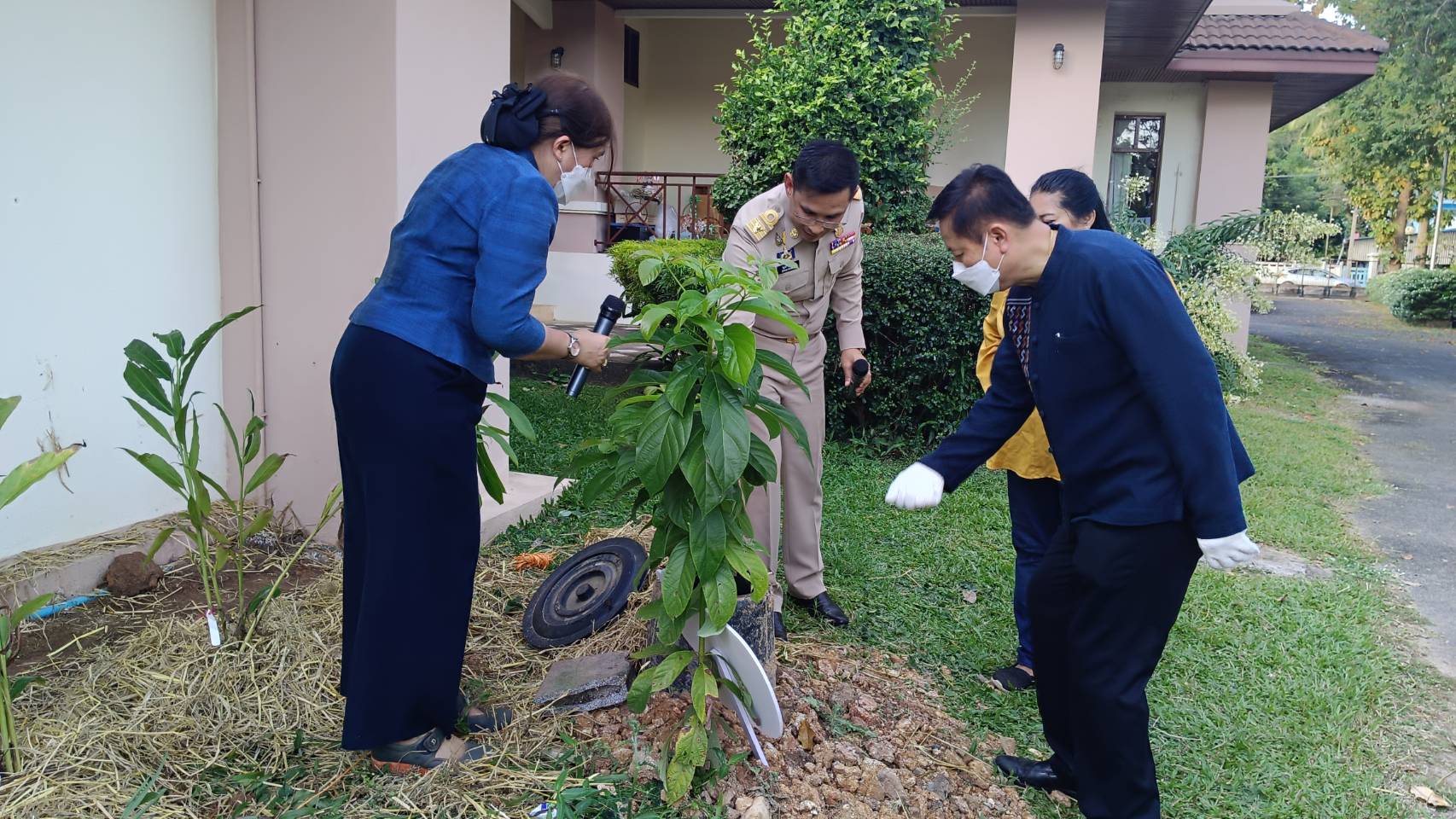 ผู้ว่าราชการจังหวัดน่านปลุกพลังทั้งภาครัฐและภาคประชาชน น้อมนำแนวพระราชดำริของสมเด็จพระกนิษฐาธิราชเจ้า กรมสมเด็จพระเทพรัตนราชสุดาฯ สยามบรมราชกุมารี สู่ปฏิบัติการปลูกผักสวนครัว เพื่อสร้างความมั่นคงทางอาหารต่อเนื่อง