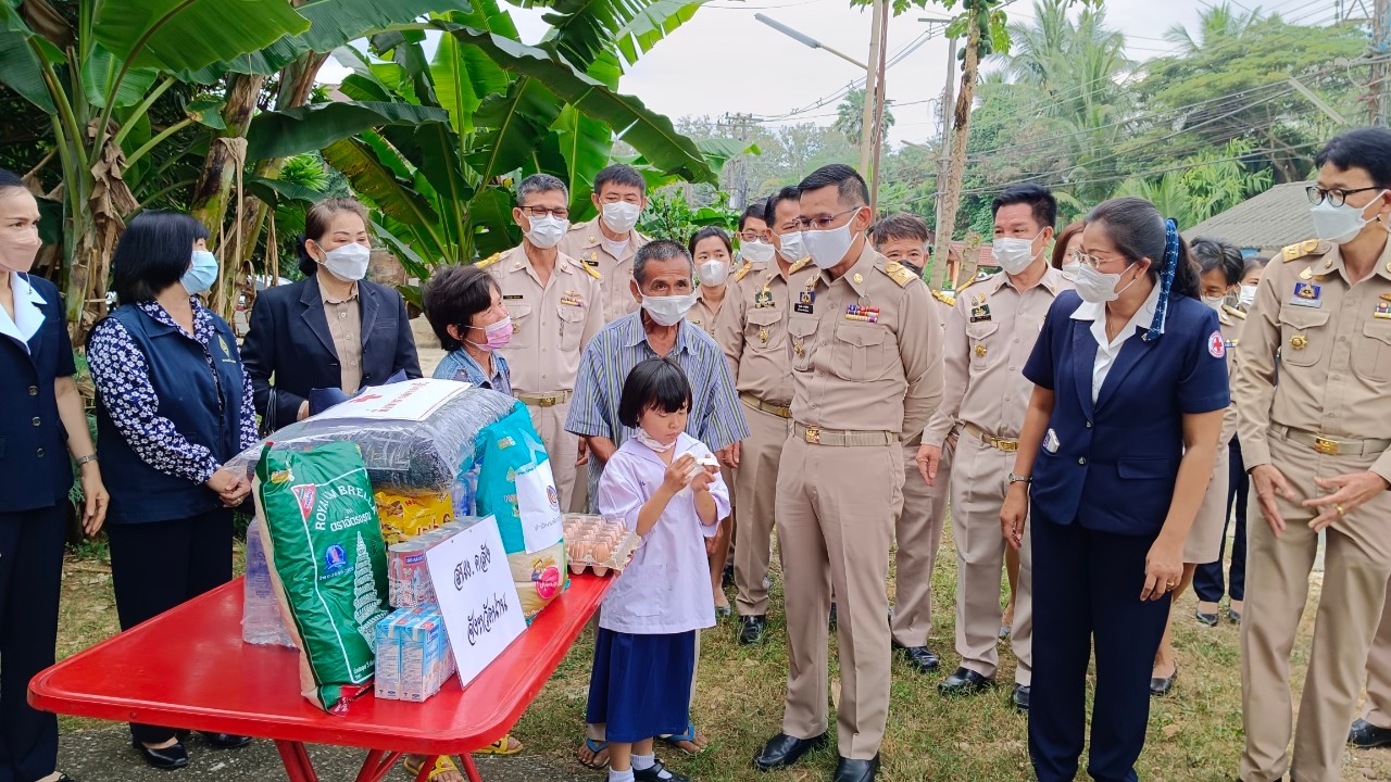 จังหวัดน่าน ร่วมลงพื้นที่เยี่ยมครัวเรือนยากจน มอบเงินสนับสนุน “ซ่อมบ้าน สร้างสุข แก้จนคนน่าน”