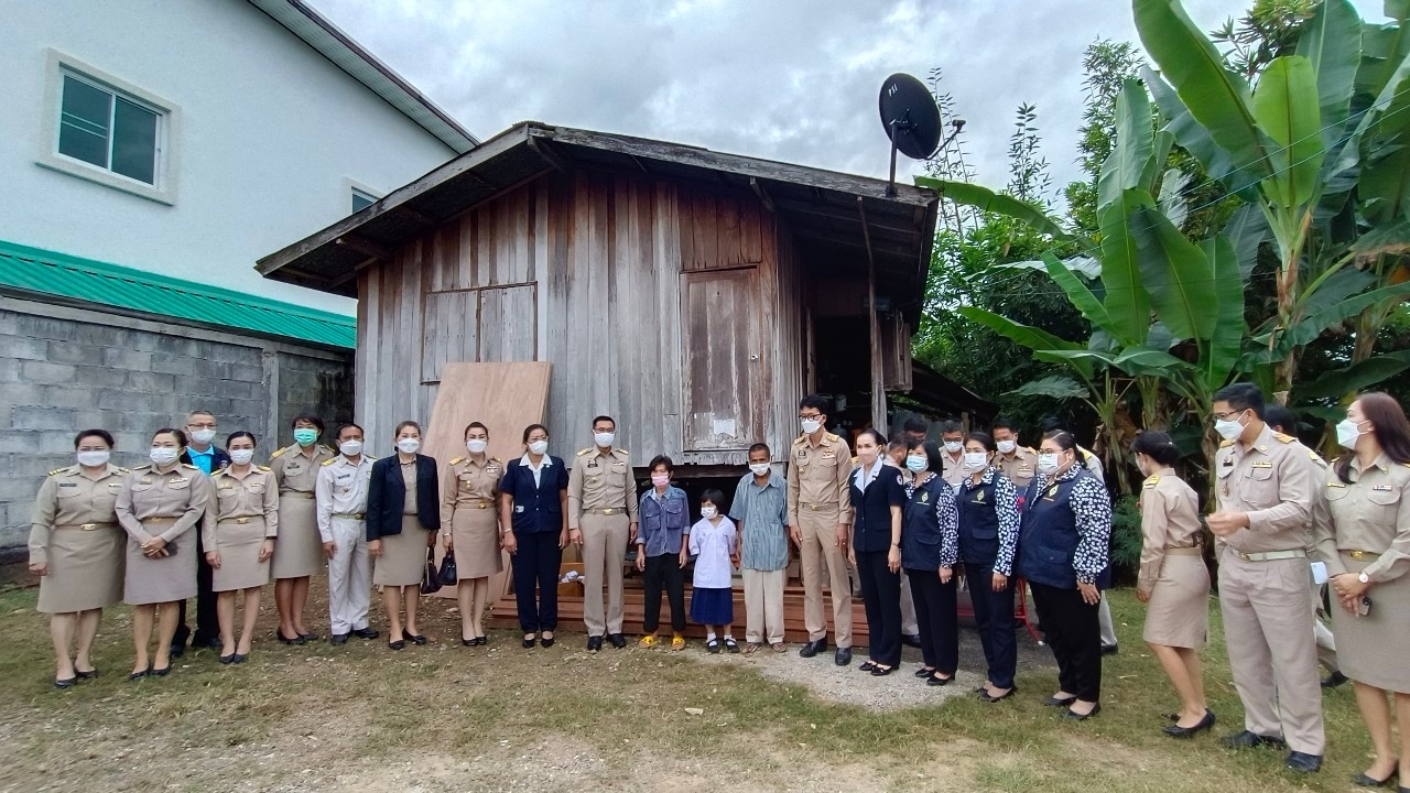 จังหวัดน่าน ร่วมลงพื้นที่เยี่ยมครัวเรือนยากจน มอบเงินสนับสนุน “ซ่อมบ้าน สร้างสุข แก้จนคนน่าน”