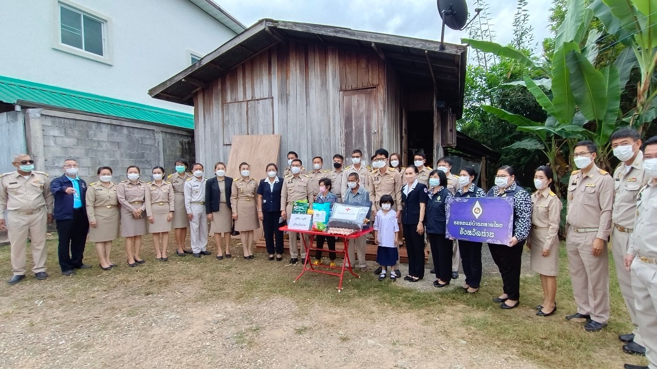 จังหวัดน่าน ร่วมลงพื้นที่เยี่ยมครัวเรือนยากจน มอบเงินสนับสนุน “ซ่อมบ้าน สร้างสุข แก้จนคนน่าน”