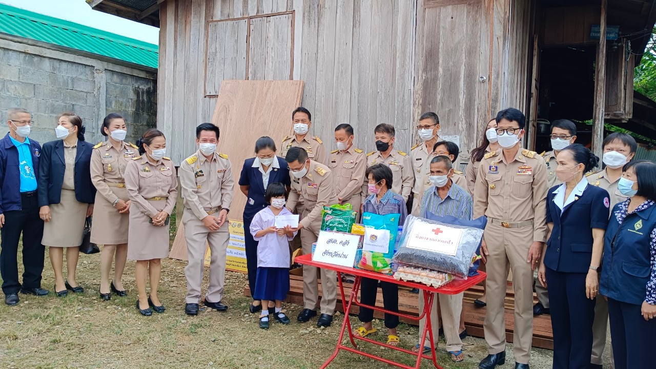 จังหวัดน่าน ร่วมลงพื้นที่เยี่ยมครัวเรือนยากจน มอบเงินสนับสนุน “ซ่อมบ้าน สร้างสุข แก้จนคนน่าน”