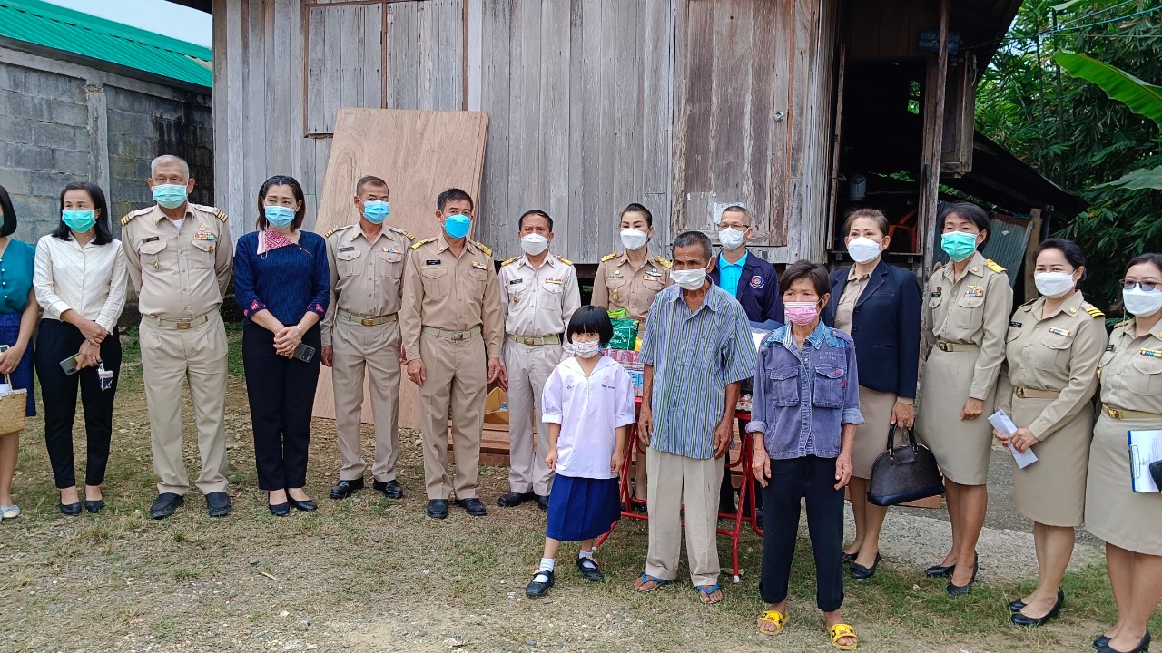 จังหวัดน่าน ร่วมลงพื้นที่เยี่ยมครัวเรือนยากจน มอบเงินสนับสนุน “ซ่อมบ้าน สร้างสุข แก้จนคนน่าน”