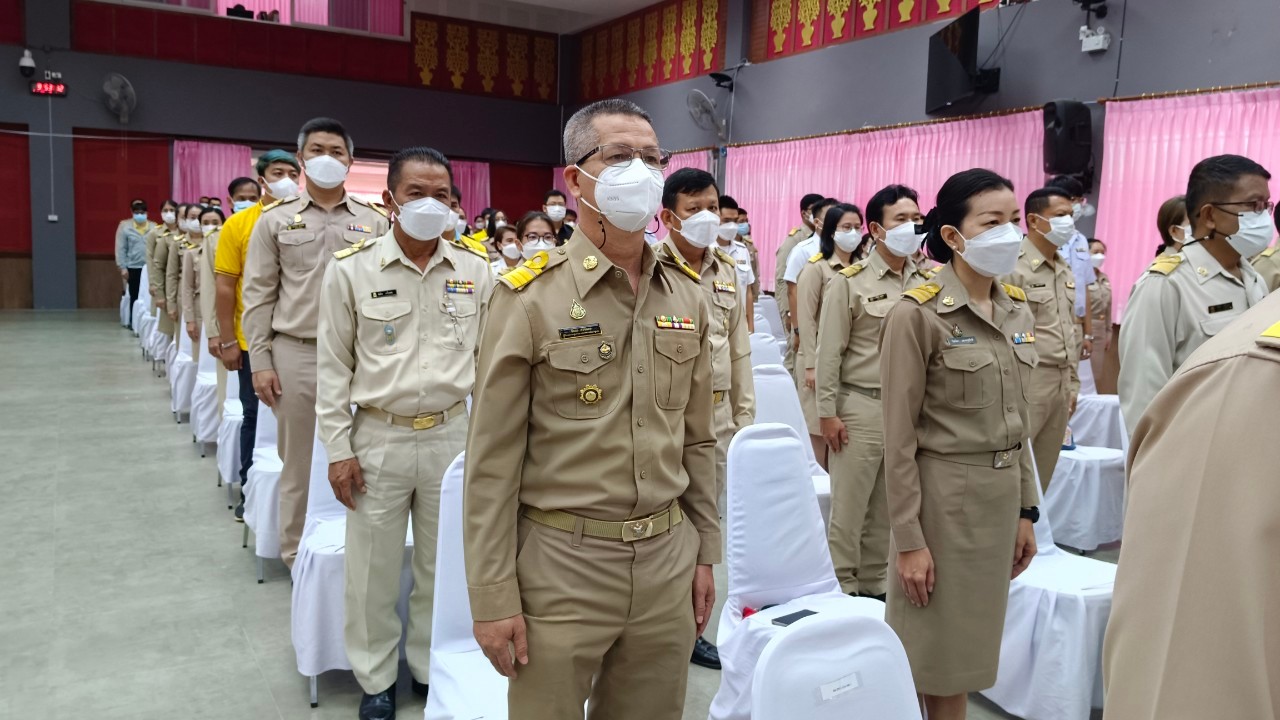 พช.น่าน ร่วมพิธีวางพานพุ่มดอกไม้สดถวายราชสักการะ น้อมรำลึกในพระมหากรุณาธิคุณ พระบาทสมเด็จพระบรมชนกาธิเบศร มหาภูมิพลอดุลยเดชมหาราช บรมนาถบพิตร เนื่องในวันพระบิดาแห่งฝนหลวง ประจำปี 2565