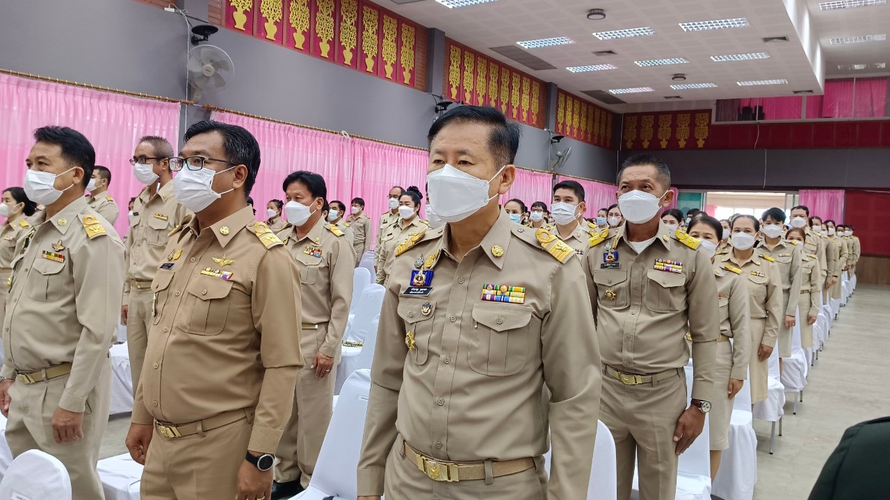 พช.น่าน ร่วมพิธีวางพานพุ่มดอกไม้สดถวายราชสักการะ น้อมรำลึกในพระมหากรุณาธิคุณ พระบาทสมเด็จพระบรมชนกาธิเบศร มหาภูมิพลอดุลยเดชมหาราช บรมนาถบพิตร เนื่องในวันพระบิดาแห่งฝนหลวง ประจำปี 2565