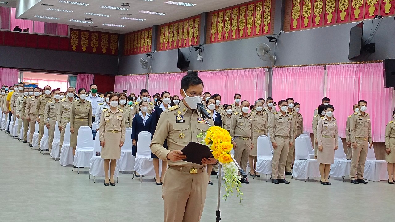พช.น่าน ร่วมพิธีวางพานพุ่มดอกไม้สดถวายราชสักการะ น้อมรำลึกในพระมหากรุณาธิคุณ พระบาทสมเด็จพระบรมชนกาธิเบศร มหาภูมิพลอดุลยเดชมหาราช บรมนาถบพิตร เนื่องในวันพระบิดาแห่งฝนหลวง ประจำปี 2565