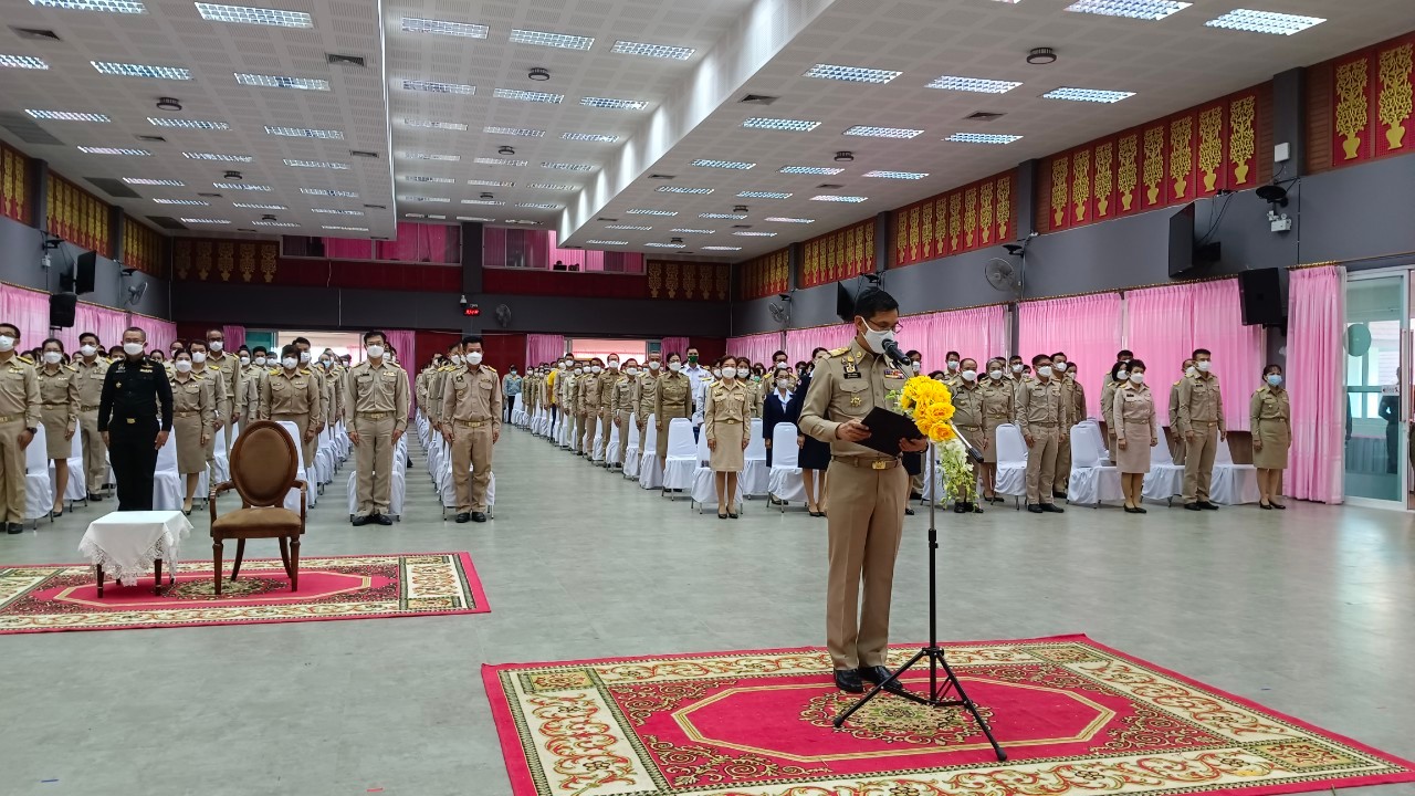 พช.น่าน ร่วมพิธีวางพานพุ่มดอกไม้สดถวายราชสักการะ น้อมรำลึกในพระมหากรุณาธิคุณ พระบาทสมเด็จพระบรมชนกาธิเบศร มหาภูมิพลอดุลยเดชมหาราช บรมนาถบพิตร เนื่องในวันพระบิดาแห่งฝนหลวง ประจำปี 2565