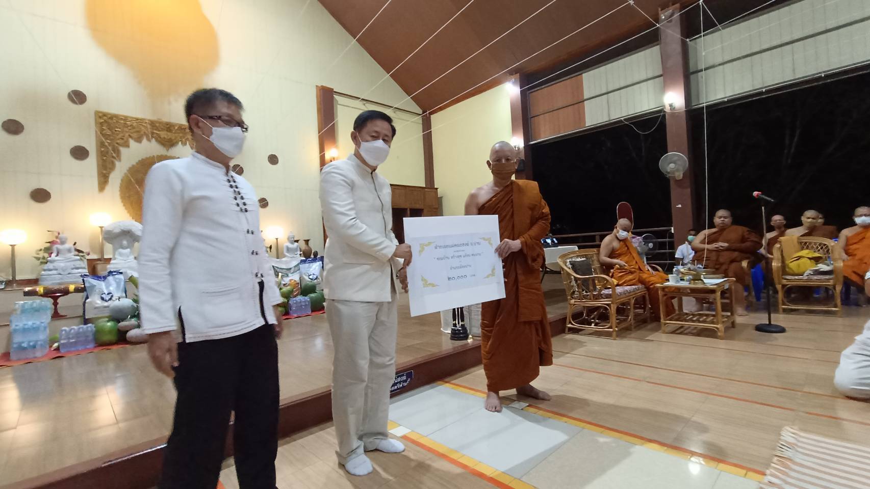 พจ.น่าน รับมอบเงินสมทบกองทุนพัฒนาคุณภาพชีวิต สร้างความมั่นคงในที่อยู่อาศัย “ซ่อมบ้าน สร้างสุข แก้จนคนน่าน” จากวัดป่านันทบุรีญาณสังวราราม