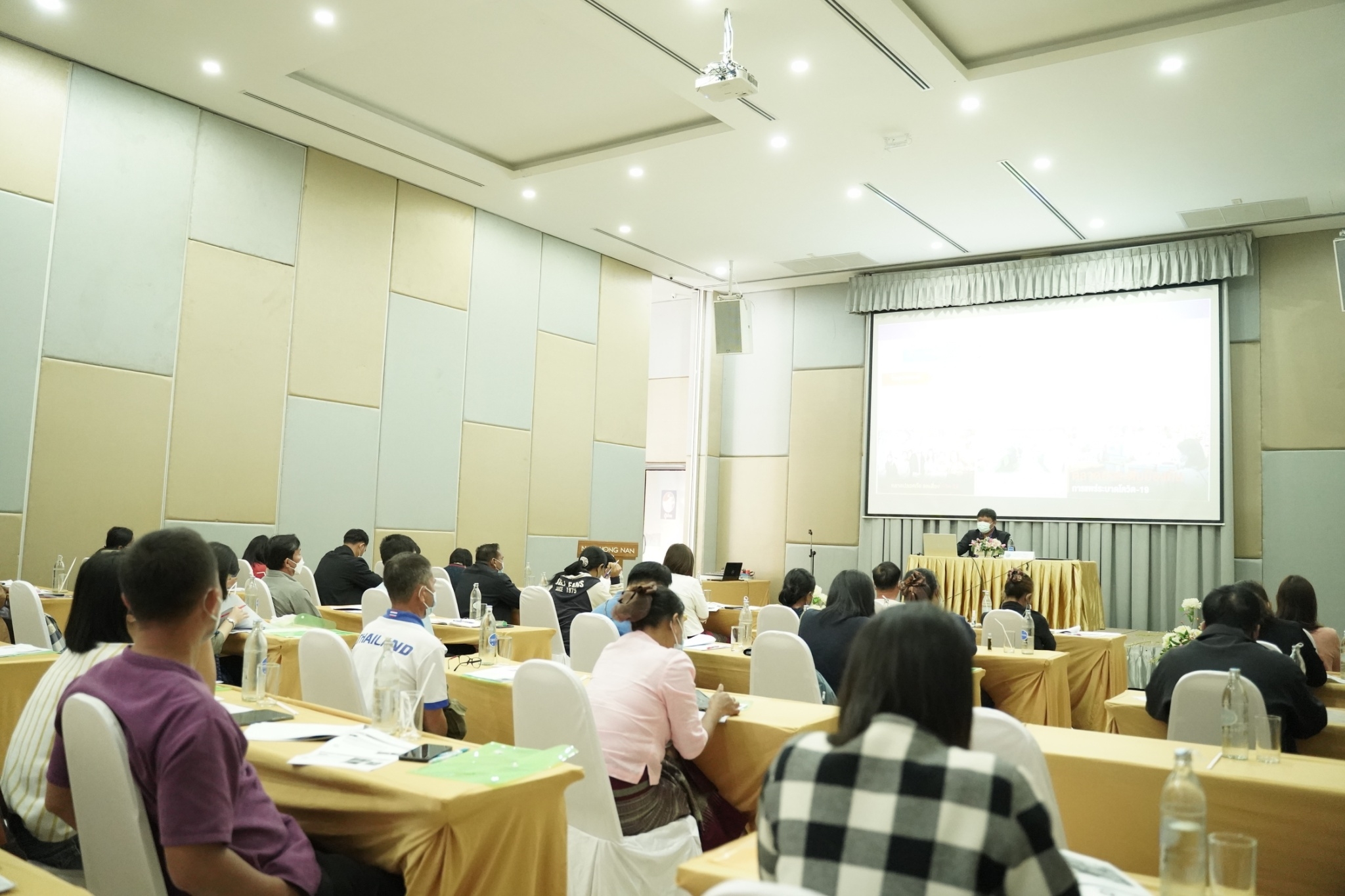 พช.น่าน ประชุมเชิงปฏิบัติการคณะกรรมการบริหารตลาด ผู้บริหารจัดการตลาด และเจ้าหน้าที่พัฒนาชุมชนอำเภอ กิจกรรมส่งเสริมและพัฒนาช่องทางการตลาด ตลาดนัดคนไทยยิ้มได้