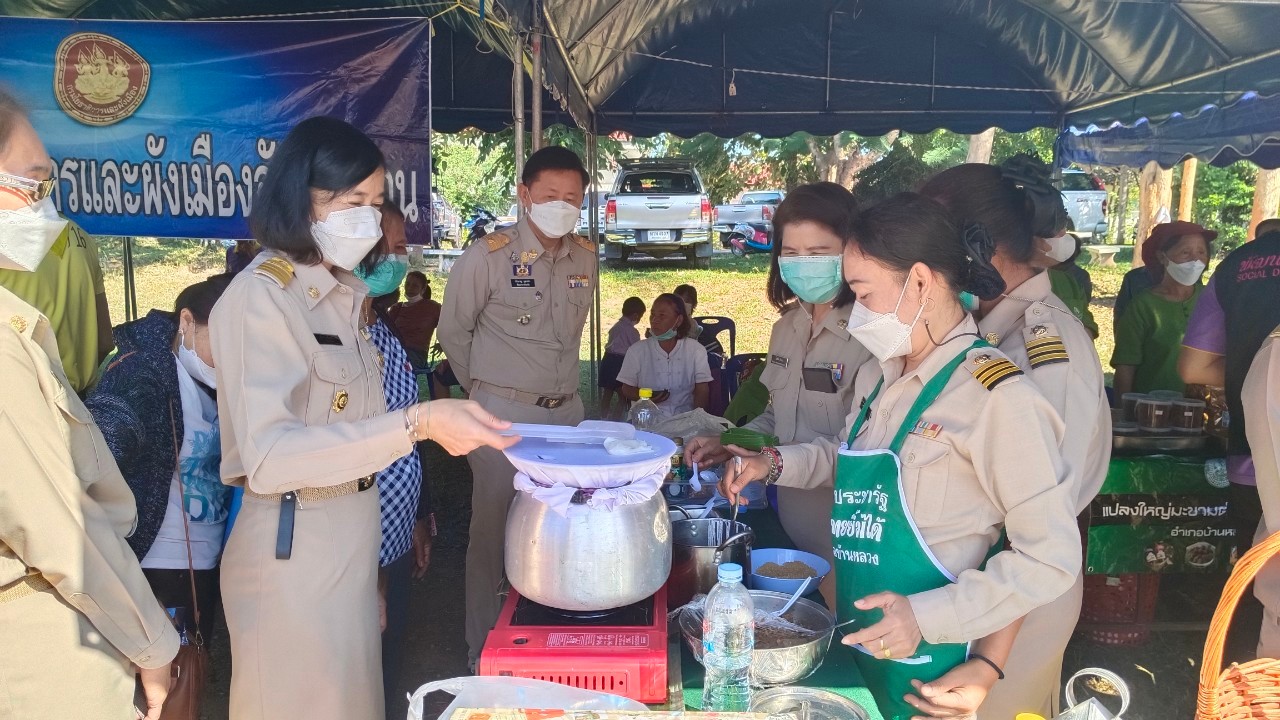 จังหวัดน่าน จัดหน่วยงานทุกภาคส่วนออกให้บริการหน่วยแพทย์เคลื่อนที่ พอ.สว. และกิจกรรม บำบัดทุกข์ บำรุงสุข สร้างรอยยิ้มให้ประชาชน อำนวยความสะดวกในพื้นที่อำเภอบ้านหลวง