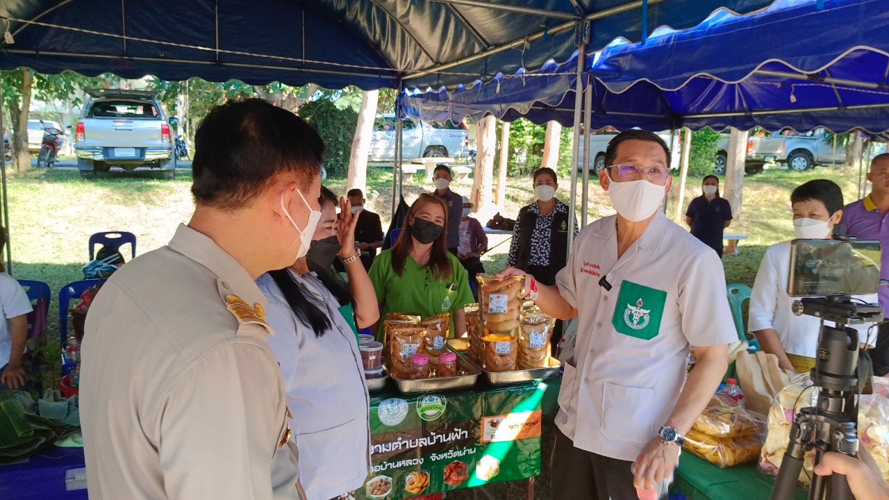 จังหวัดน่าน จัดหน่วยงานทุกภาคส่วนออกให้บริการหน่วยแพทย์เคลื่อนที่ พอ.สว. และกิจกรรม บำบัดทุกข์ บำรุงสุข สร้างรอยยิ้มให้ประชาชน อำนวยความสะดวกในพื้นที่อำเภอบ้านหลวง